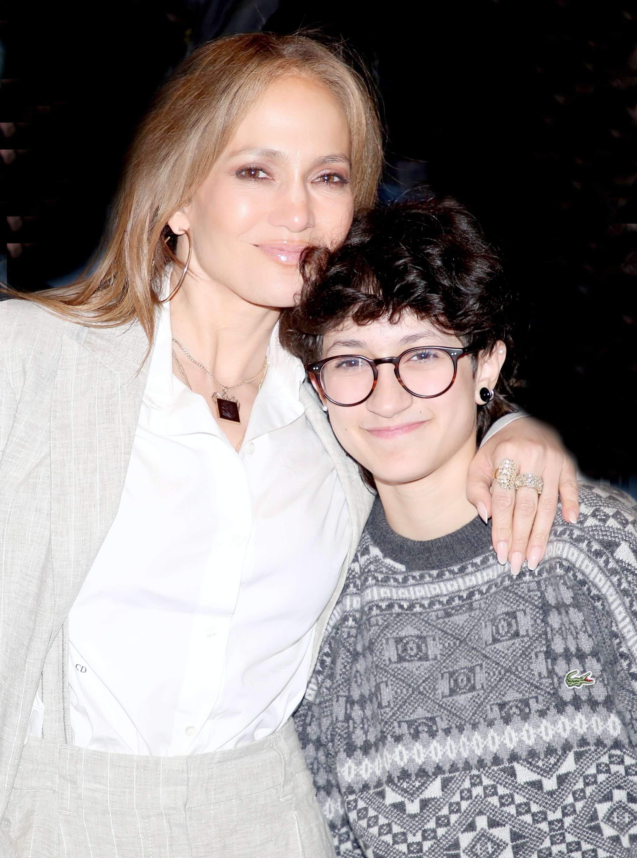 Jennifer Lopez y Emme Maribel Muñiz Anthony posan entre bastidores en el nuevo musical "Buena Vista Social Club" en Broadway en el Schoenfeld Theatre el 5 de abril de 2025 en la ciudad de Nueva York | Fuente: Getty Images