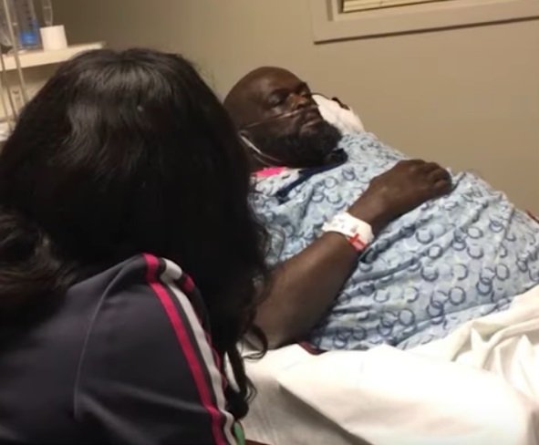 El pastor Billy Houze en la cama del hospital | Foto: YouTube/Good Morning America