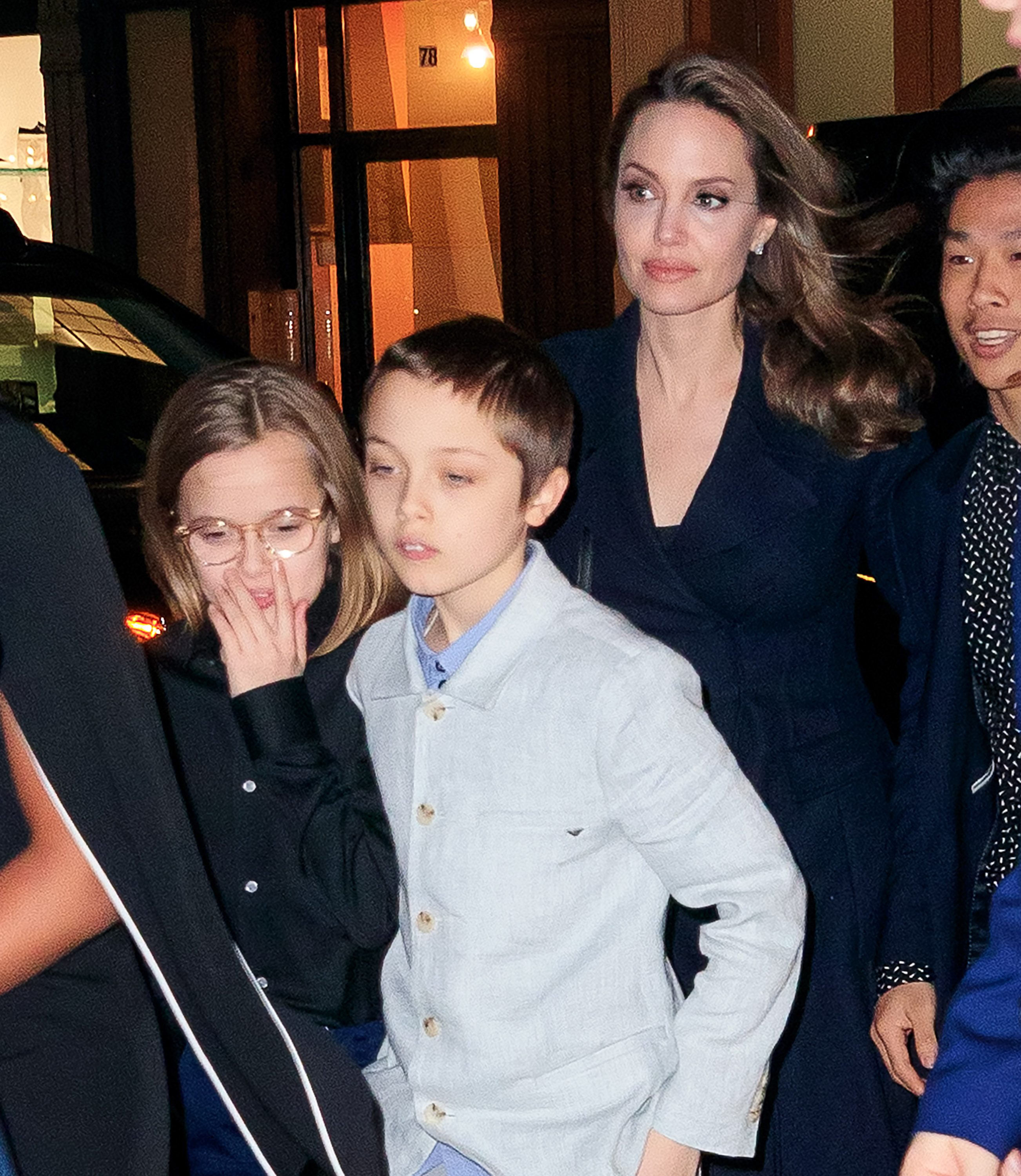 Knox Jolie-Pitt con su madre y sus hermanos en la proyección de "The Boy Who Harnessed the Wind" el 25 de febrero de 2019, en Nueva York. | Fuente: Getty Images