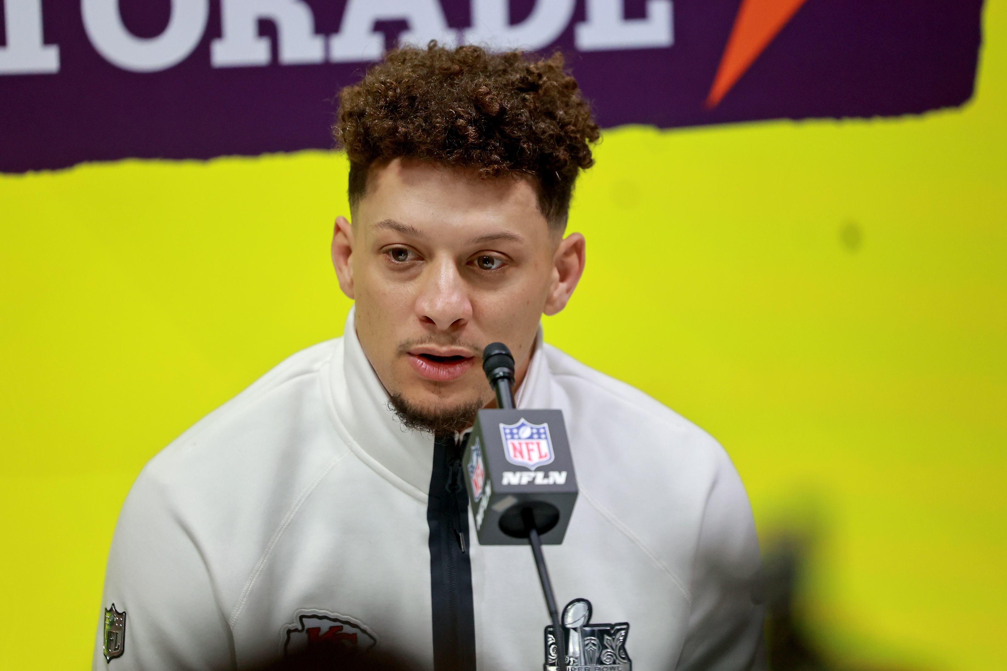 El mariscal de campo de los Kansas City Chiefs, Patrick Mahomes, responde a las preguntas de los medios de comunicación en Nueva Orleans, Luisiana, el 3 de febrero de 2025. | Fuente: Getty Images