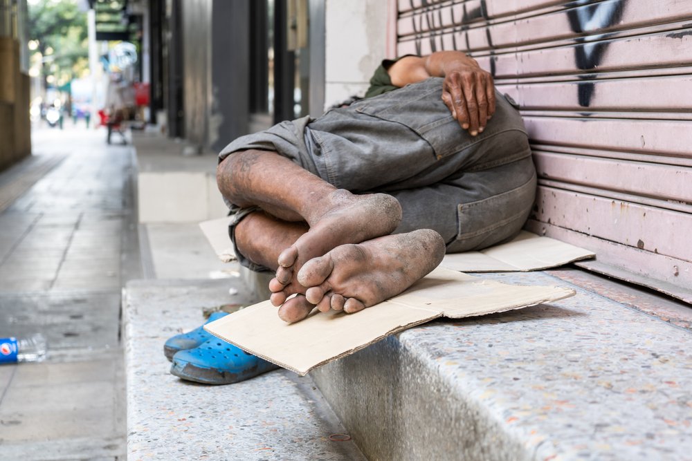 Indigente durmiendo en la calle. | Foto: Shutterstock.