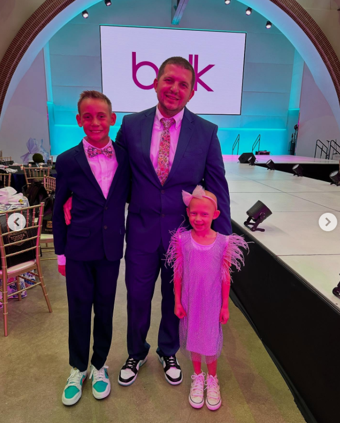 Dylan Franklin posa con Noelle y su hermano mayor, con fecha del 15 de junio de 2025 | Fuente: Instagram/dfrank