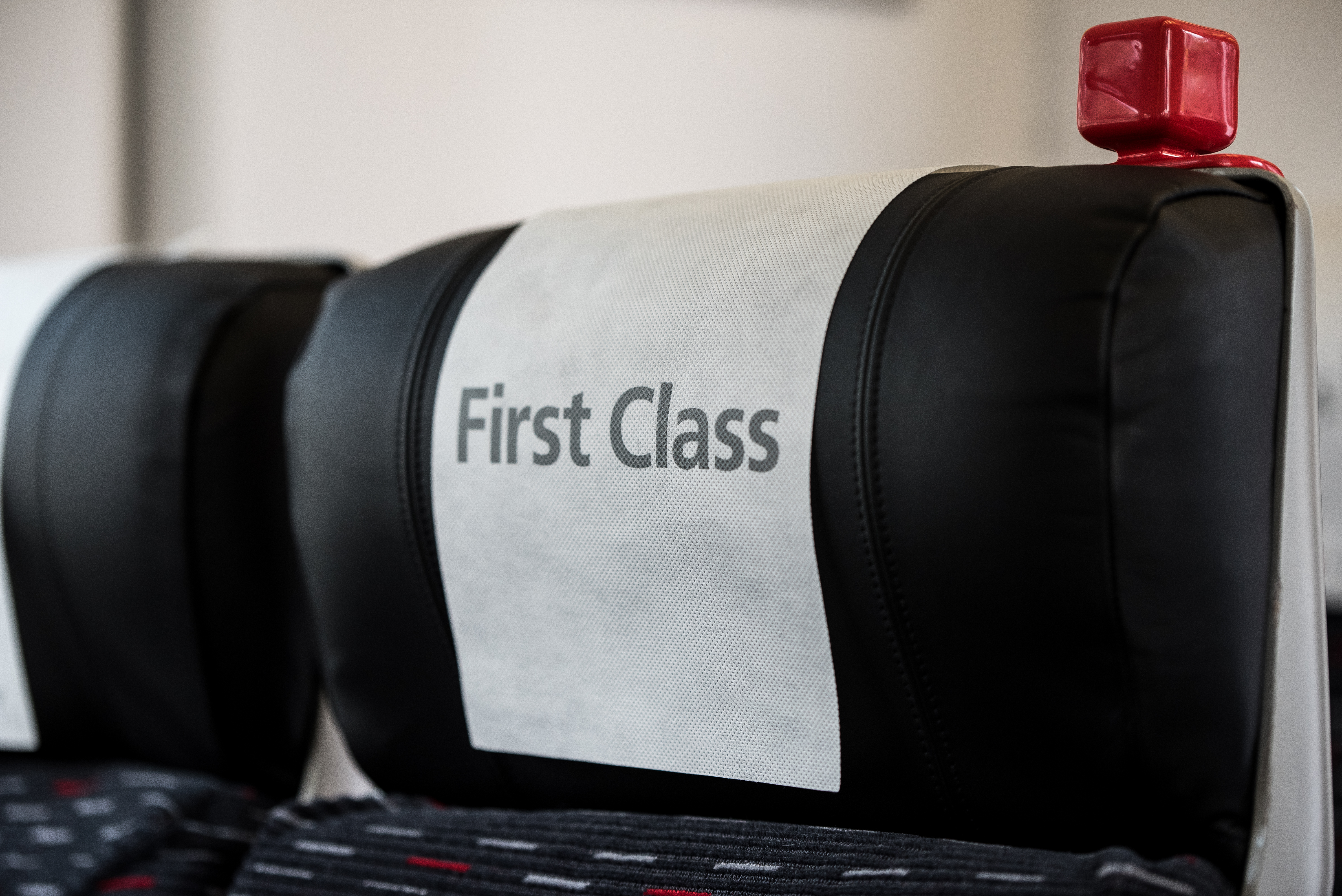 Asiento de tren con un cartel que dice "Primera Clase" | Foto: Shutterstock