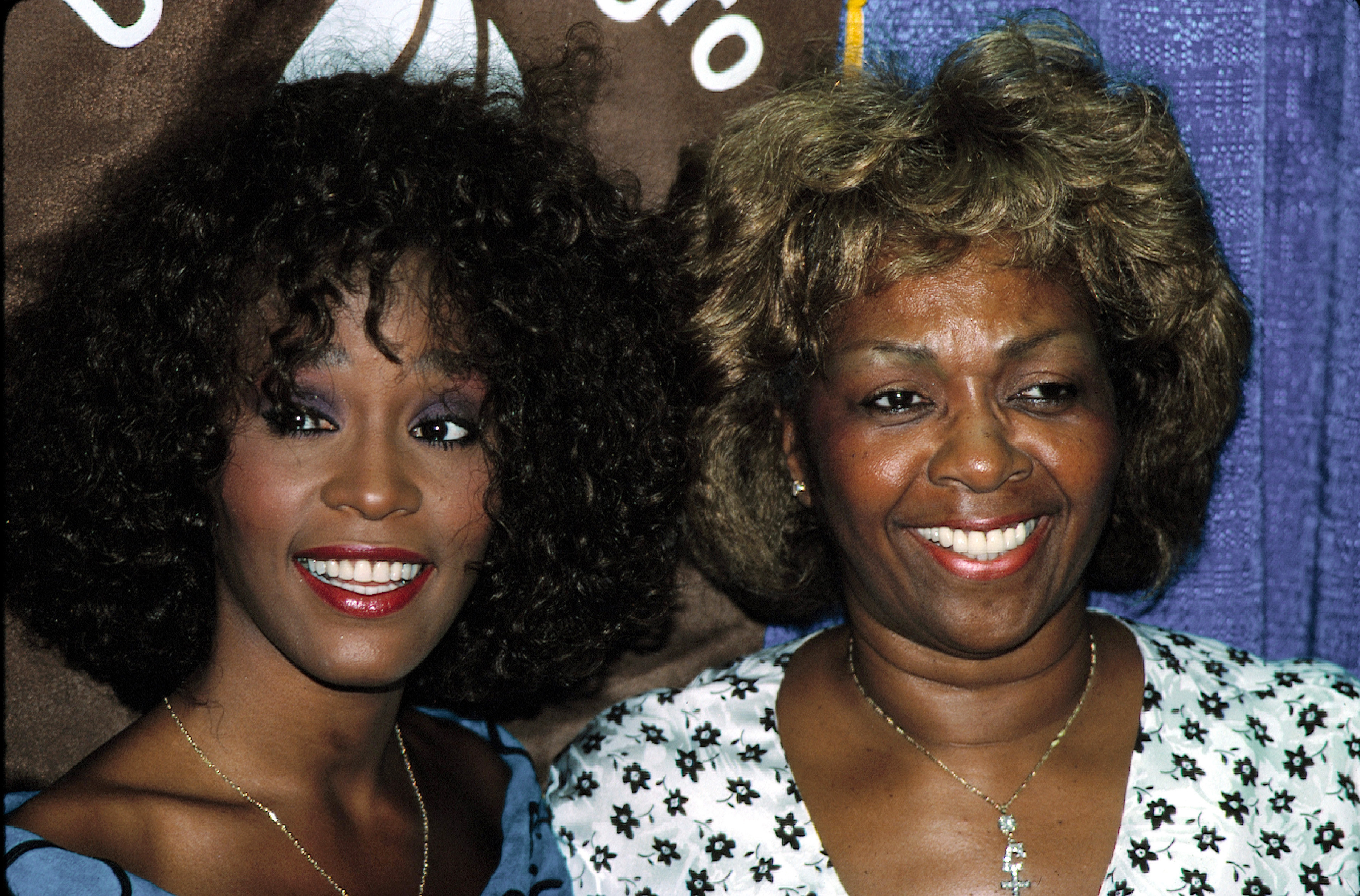 Whitney Houston y su madre, Cissy, en Nueva York, julio de 1988 | Fuente: Getty Images