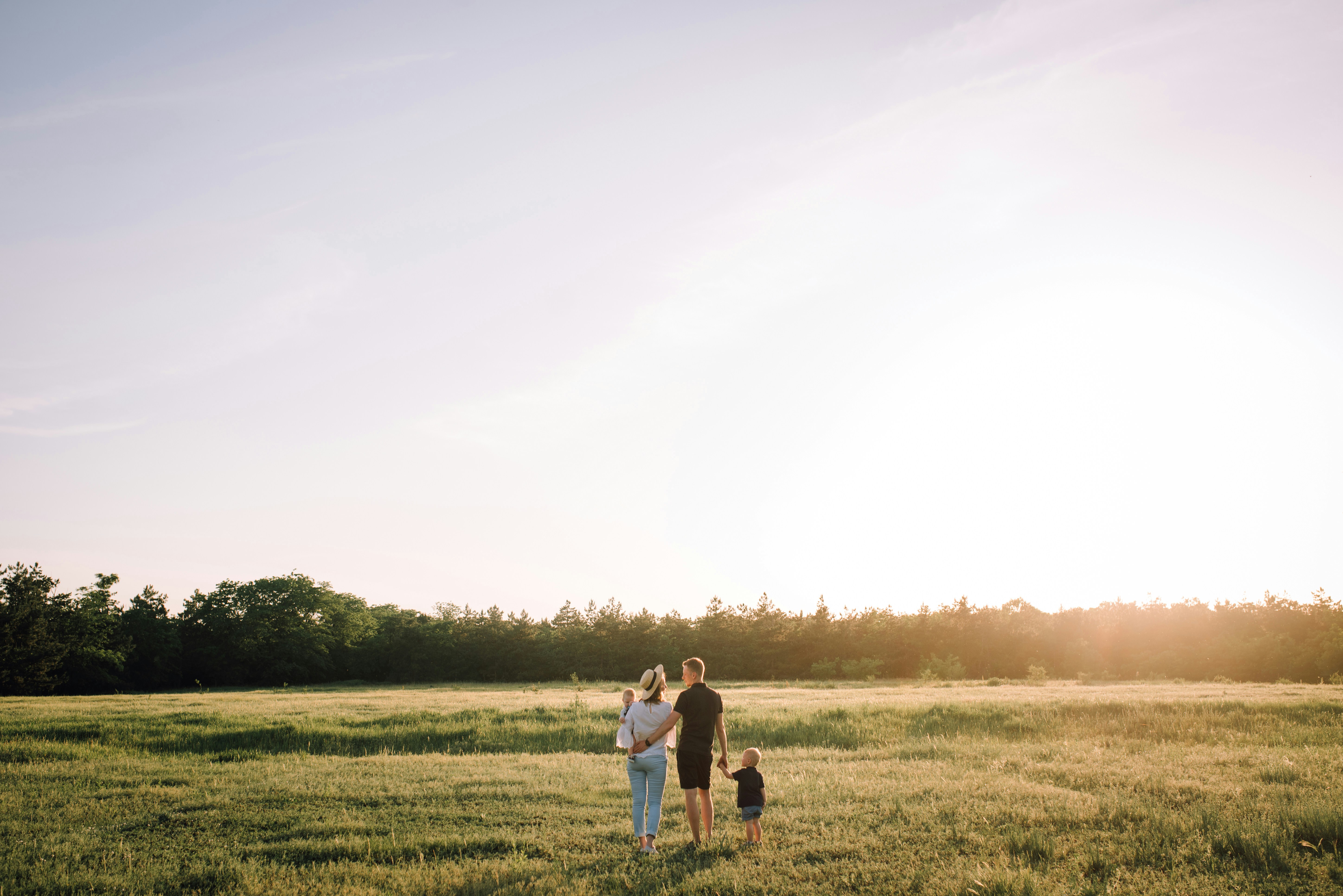 Familia feliz en un campo | Fuente: Pexels