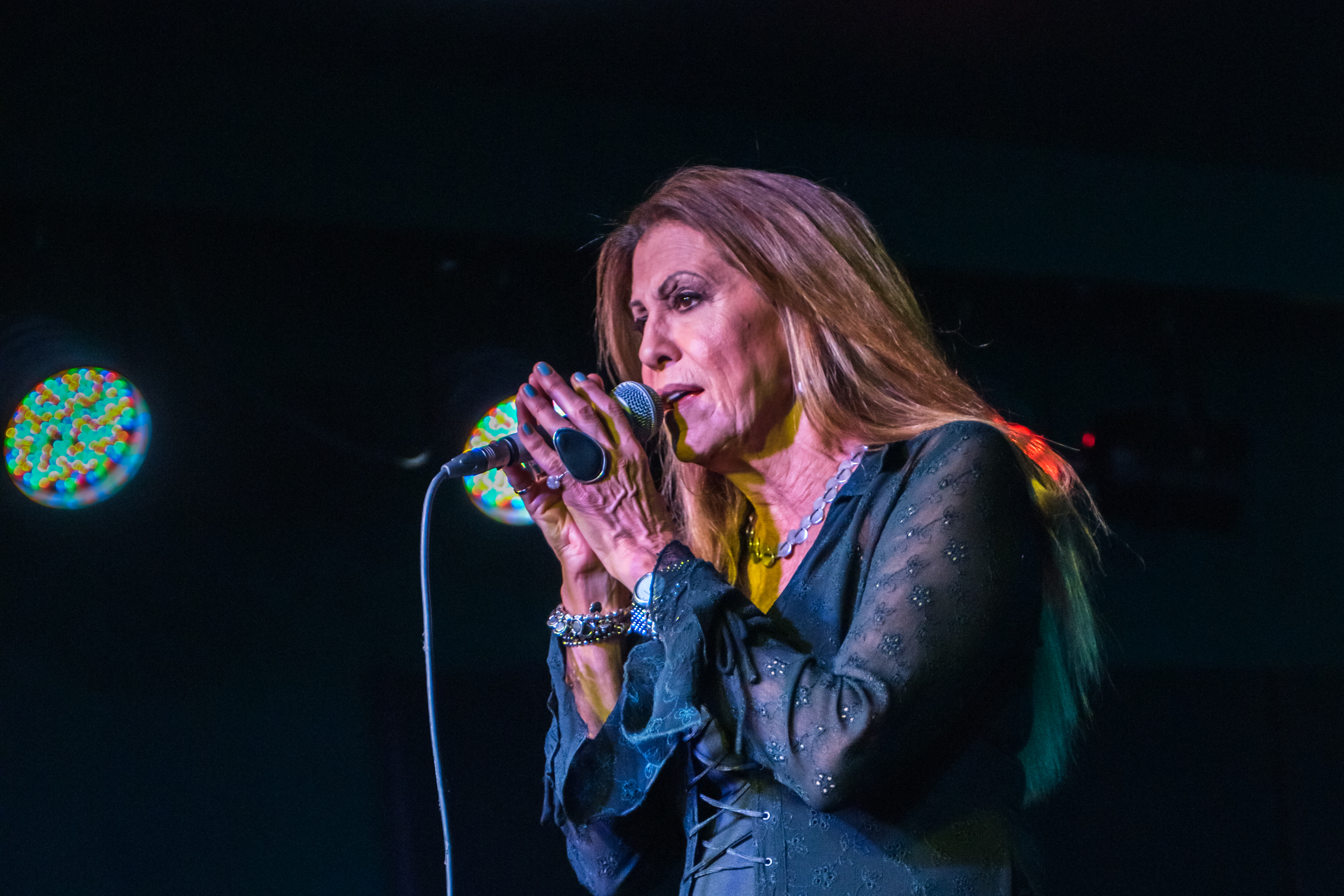 La cantante actúa en directo en el escenario de Boisdale de Canary Wharf el 14 de mayo de 2018, en Londres, Inglaterra | Fuente: Getty Images