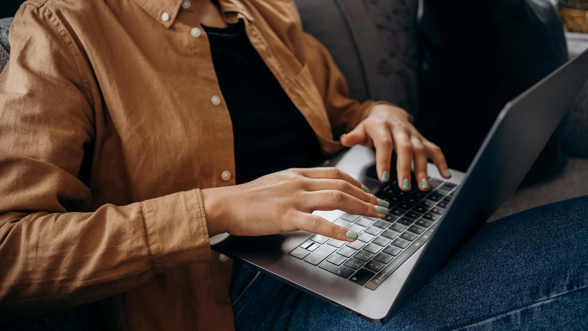 Una mujer trabajando con su portátil | Fuente: Pexels