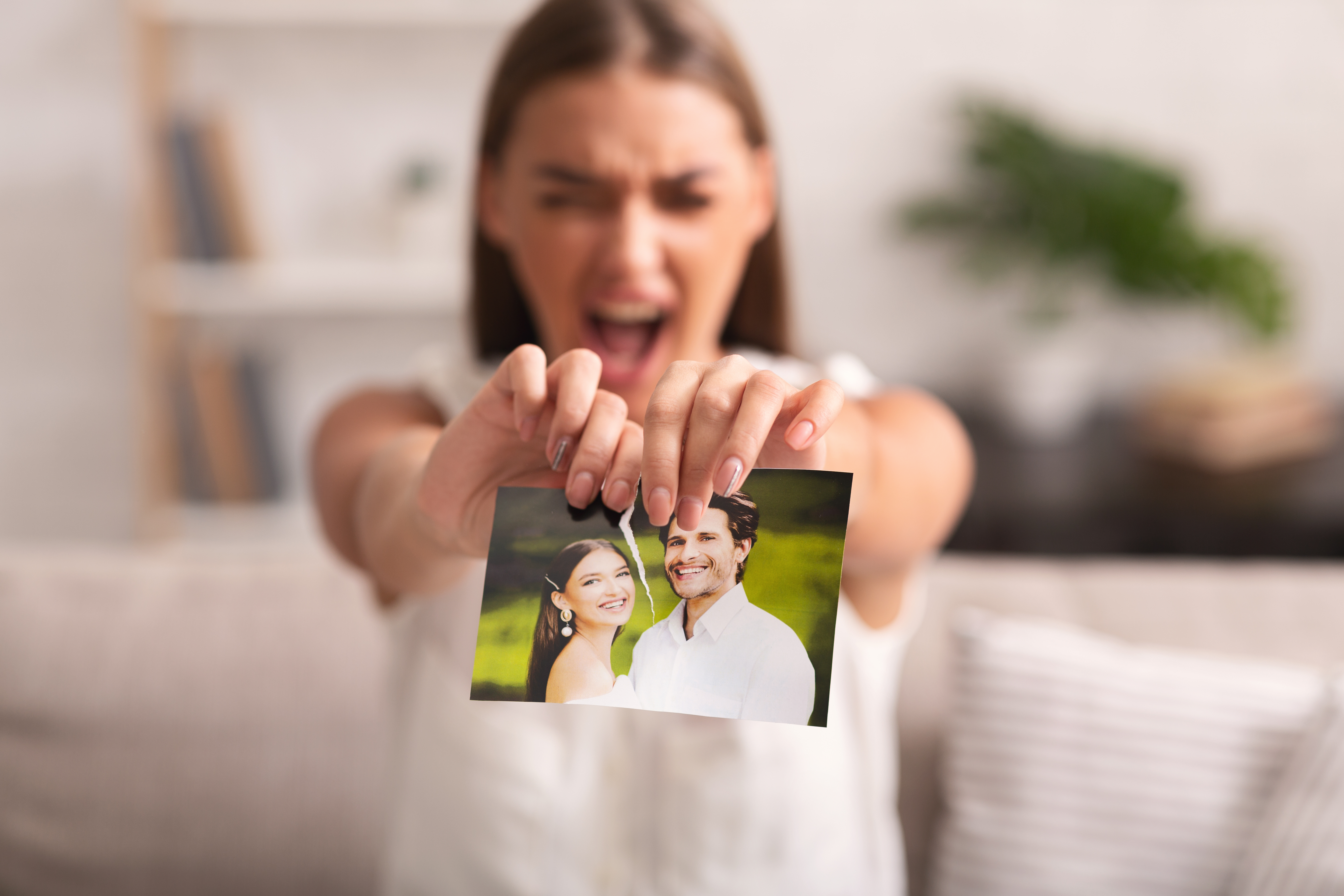 Mujer rompiendo una foto de ella y un hombre | Foto: Shutterstock