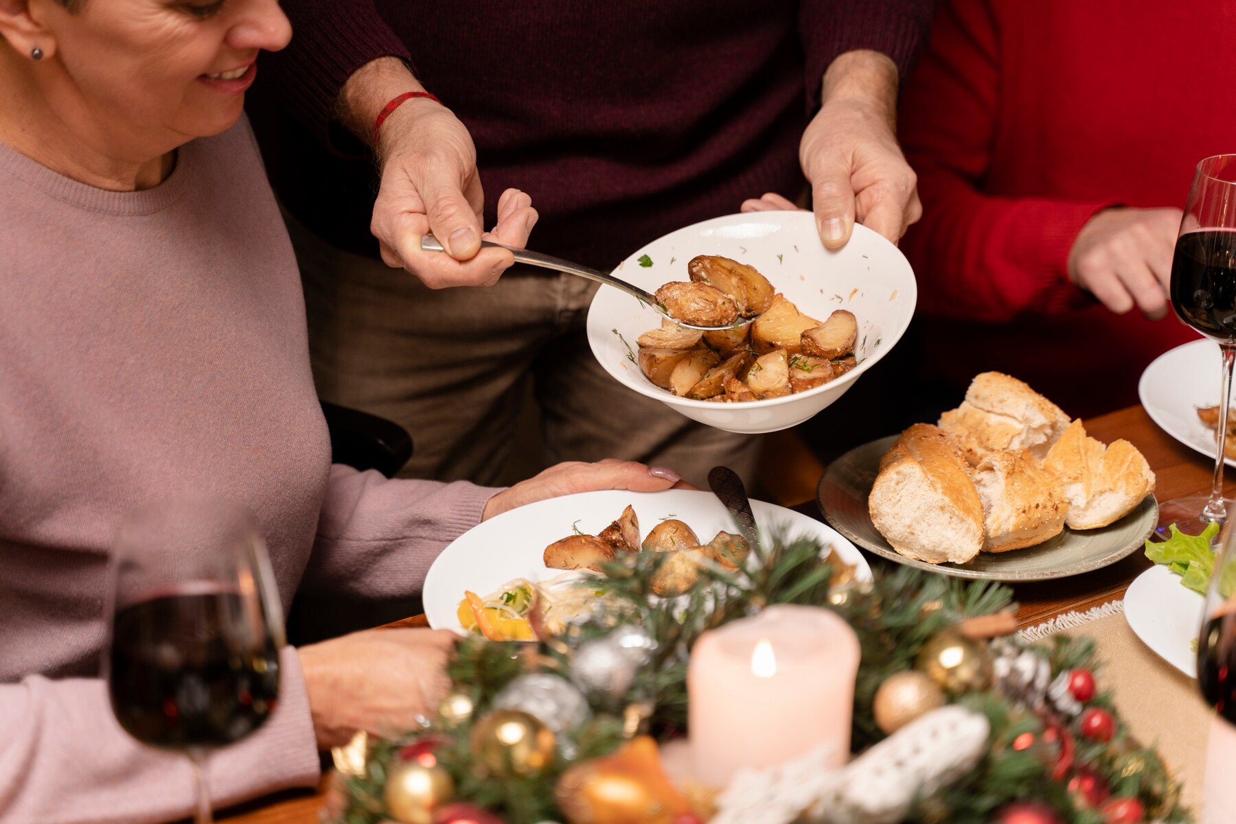 Una cena de Navidad | Fuente: Freepik