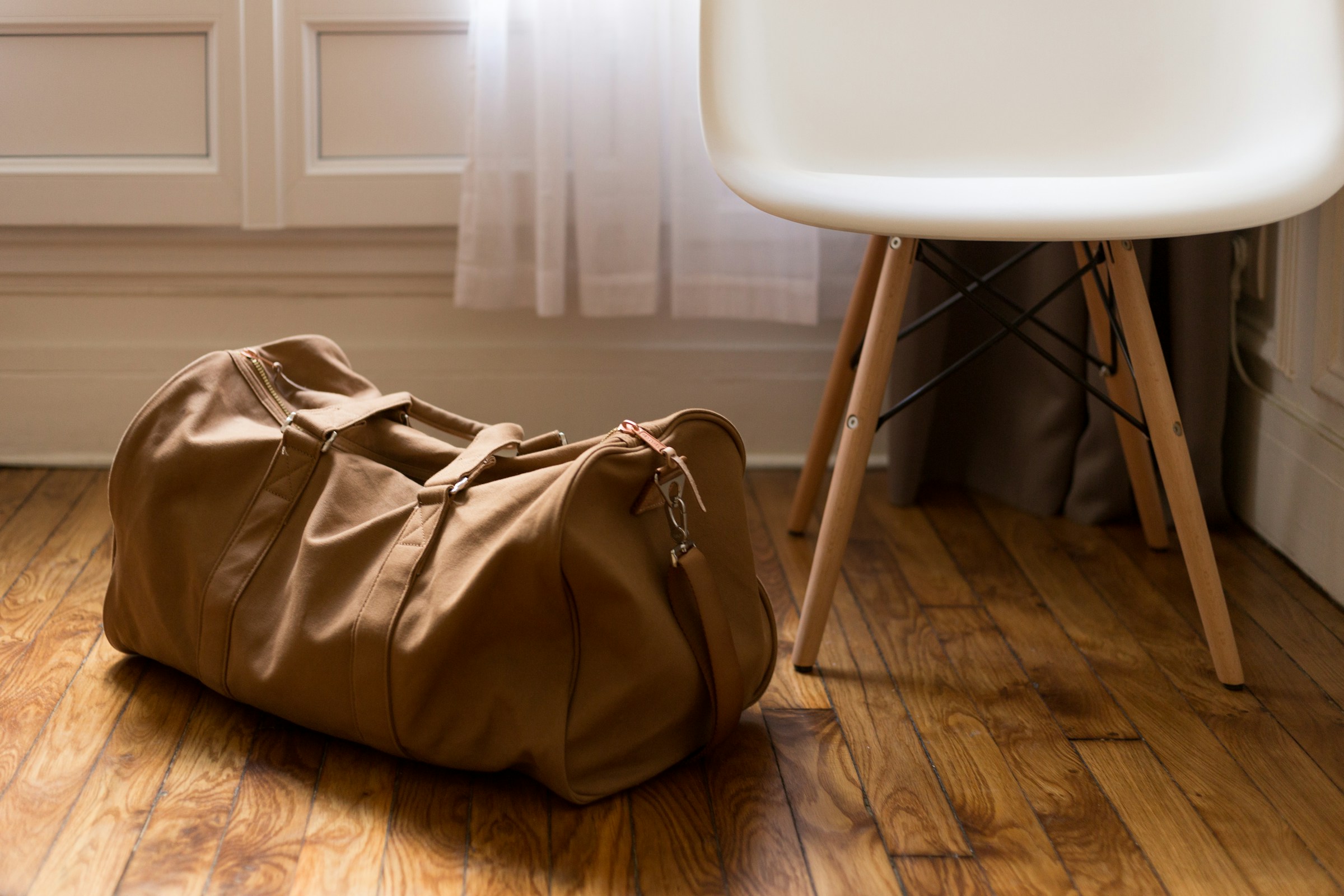 Bolsa de lona marrón en el suelo | Foto: Unsplash