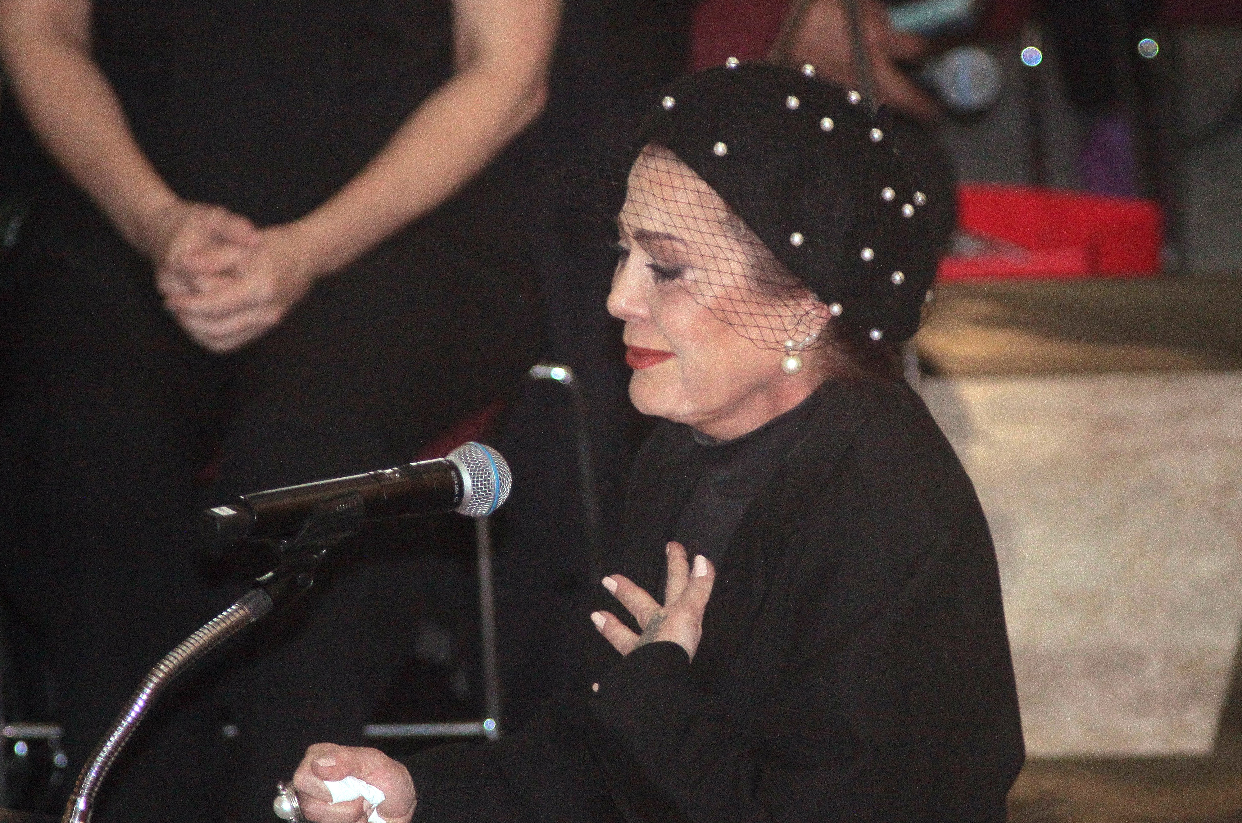 Alejandra Guzmán habla durante la ceremonia fúnebre de la actriz y leyenda del cine Silvia Pinal en el Palacio de Bellas Artes el 30 de noviembre de 2024 en la Ciudad de México, México. | Fuente: Getty Images