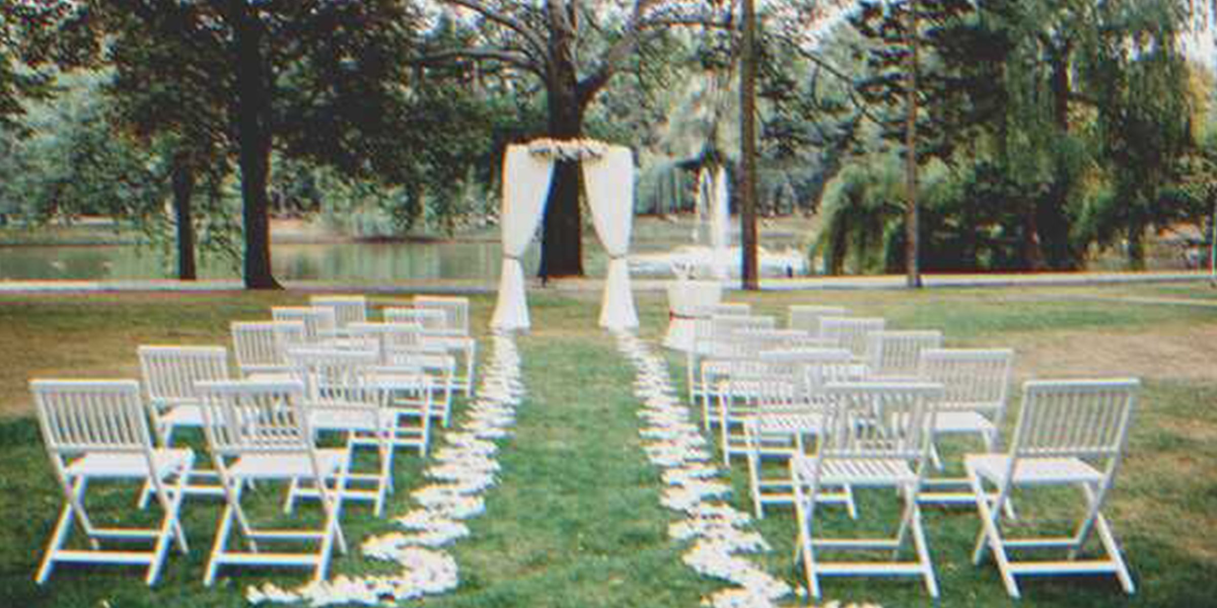 Altar y sillas listas para una boda | Foto: Getty Images