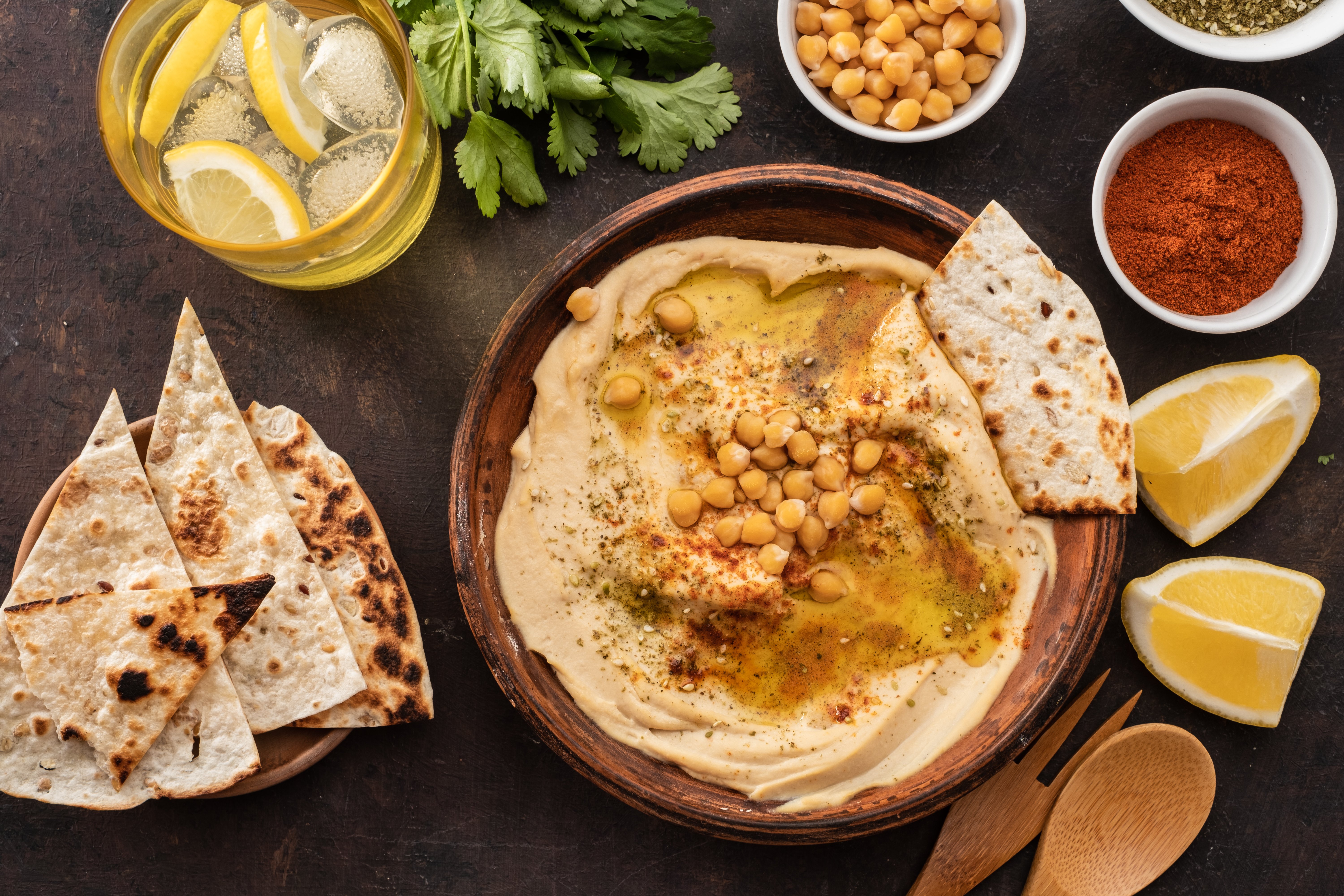 Hummus clásico con pasta tahini y pan de pita. | Foto: Shutterstock