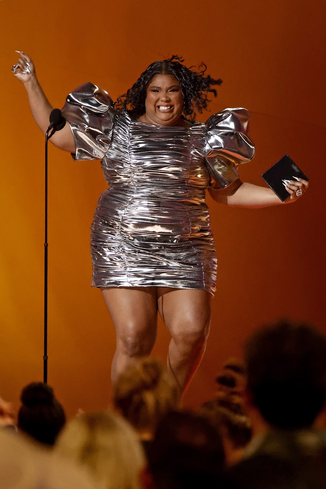 Lizzo aceptando su premio a la Grabación del Año en la 65ª edición de los Premios Grammy en Los Ángeles, California, el 5 de febrero de 2023. | Fuente: Getty Images