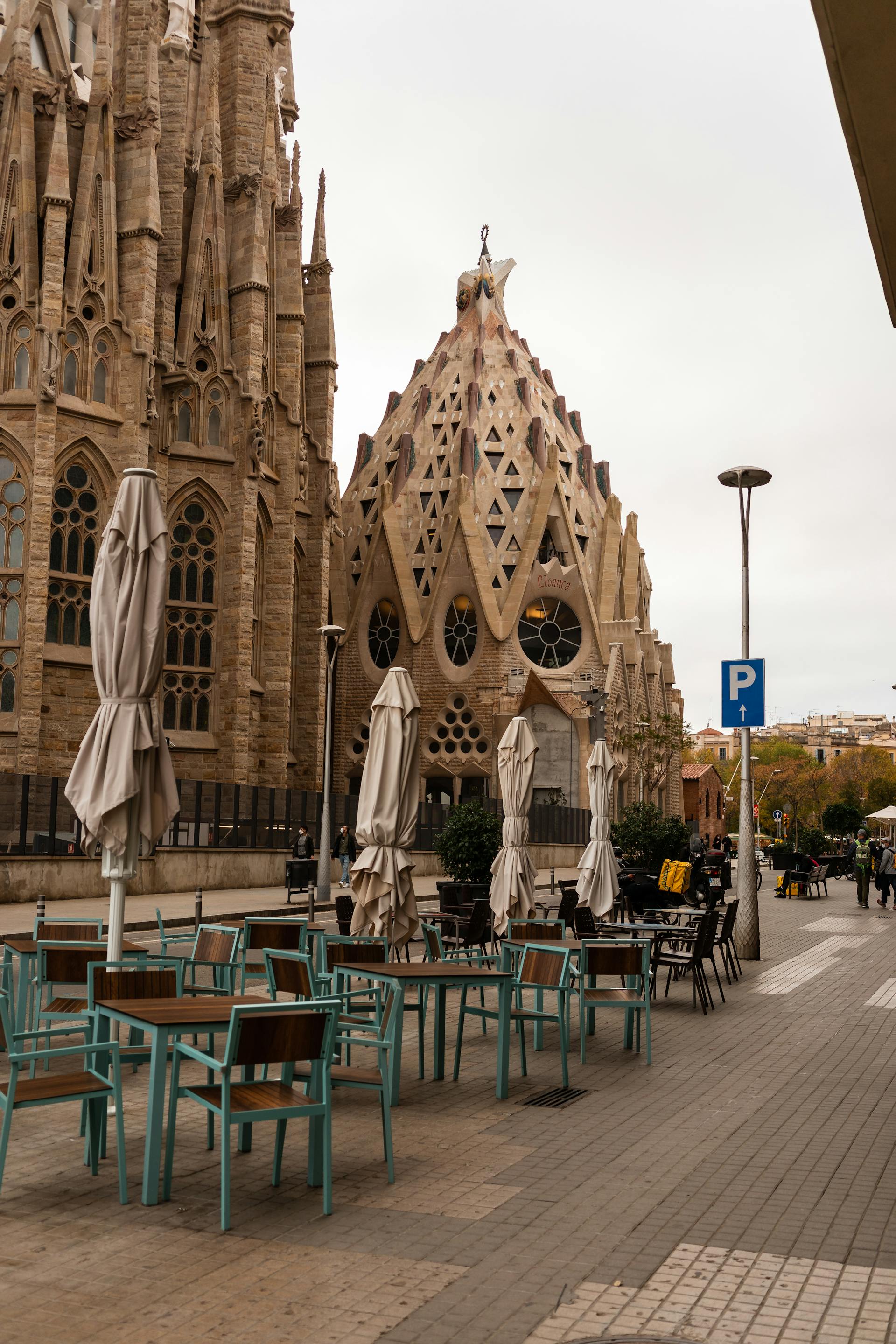 Una cafetería en la acera | Fuente: Pexels