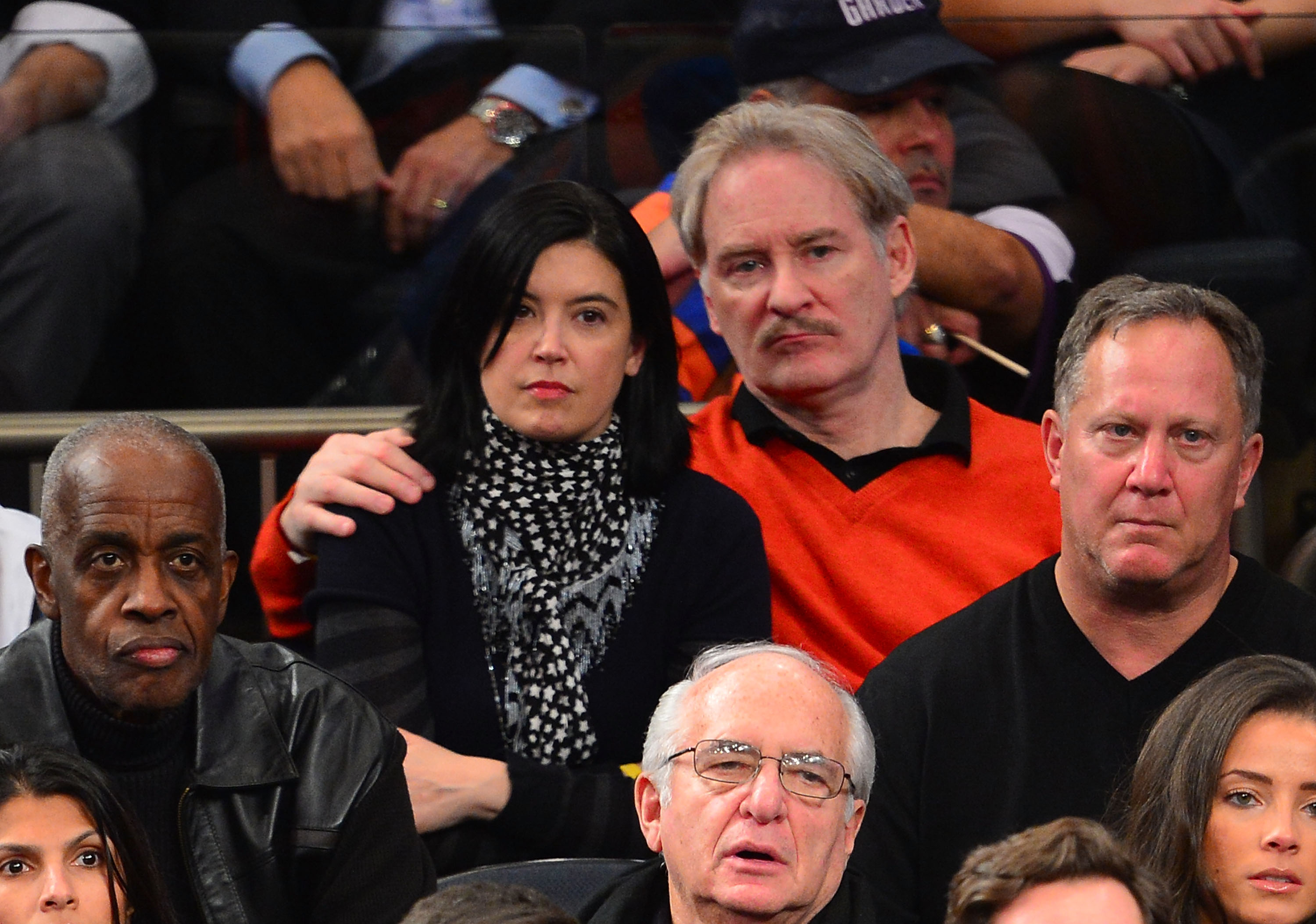 Phoebe Cates y Kevin Kline en el Madison Square Garden el 3 de enero de 2013 en Nueva York | Fuente: Getty Images