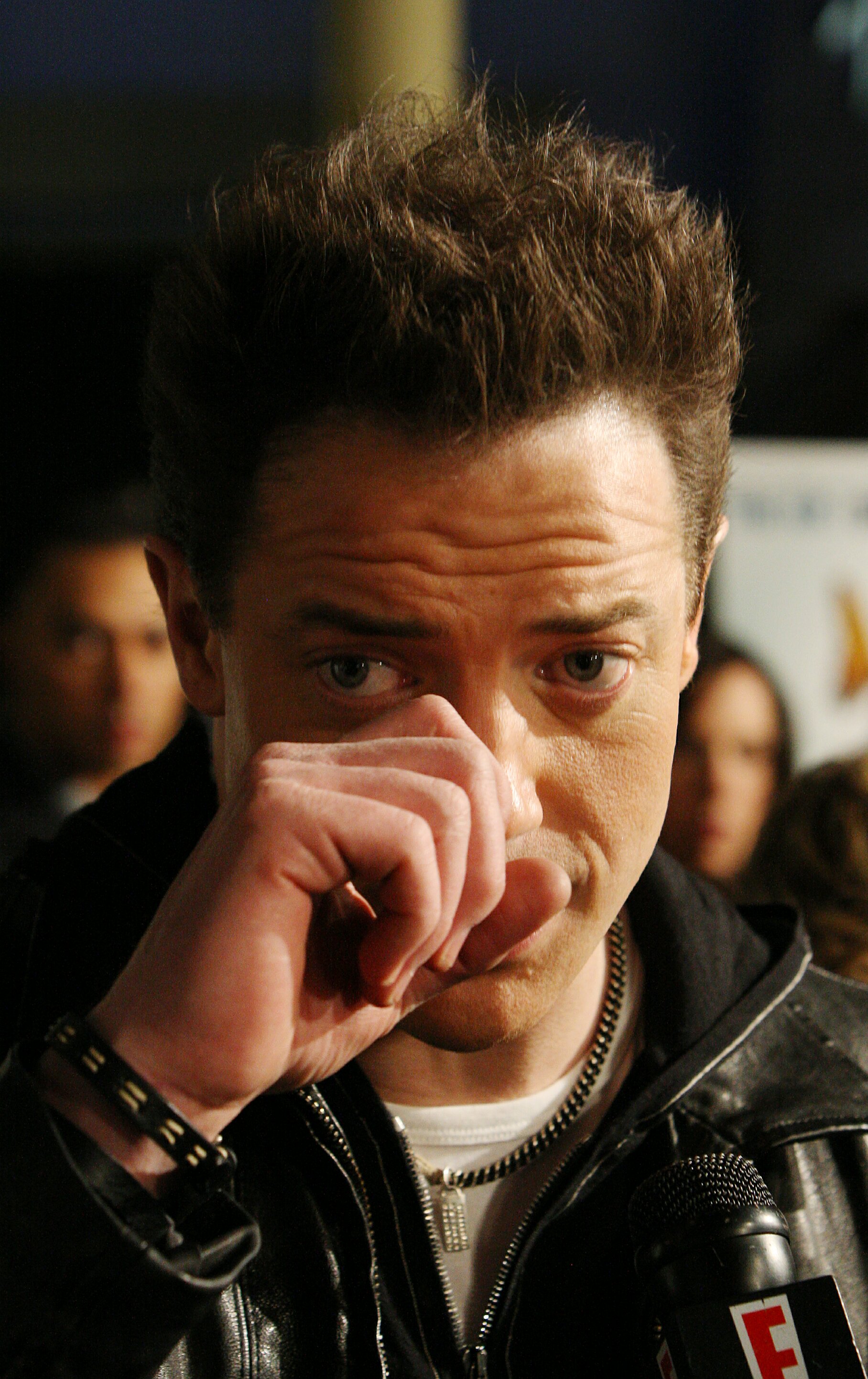 Brendan Fraser pasó por un momento muy duro de duelo tras perder a su madre, Carol, a causa de un cáncer en 2016. Más tarde admitió que todavía estaba de luto por su muerte cuando los espectadores empezaron a notar cambios en su aspecto y su comportamiento. | Fuente: Getty Images