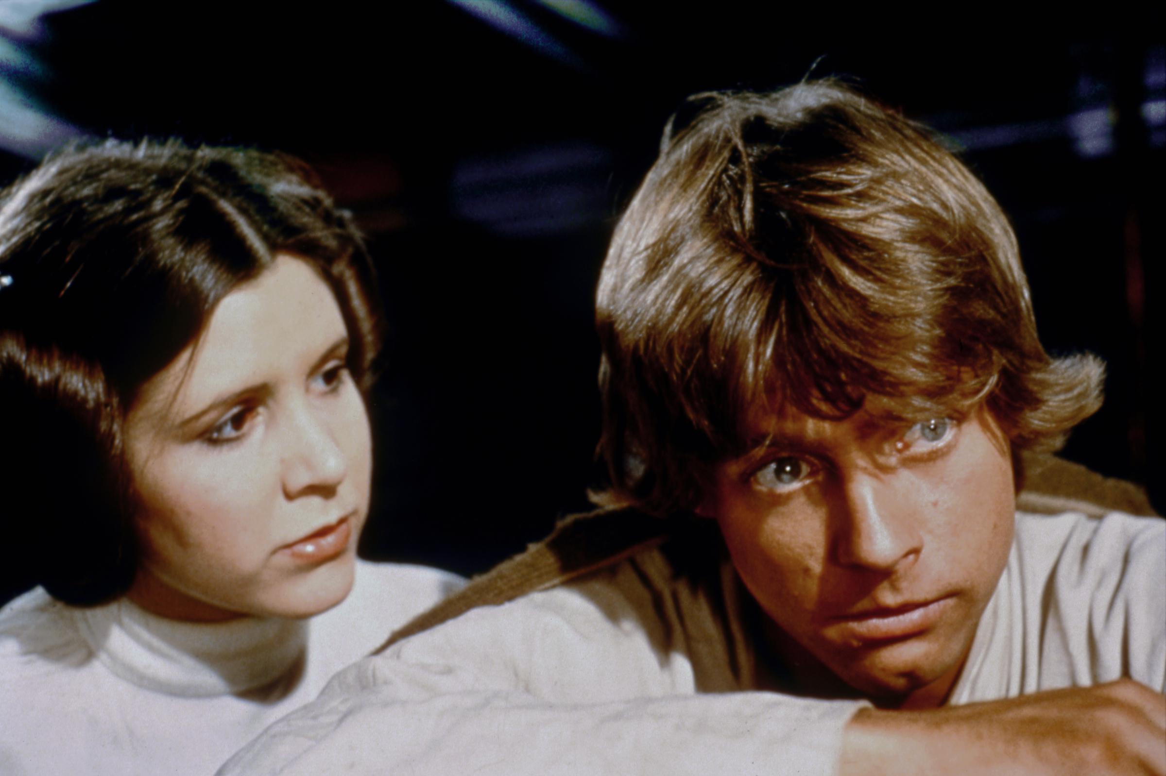 El actor y otra estrella compartieron el encuadre durante la producción de "Star Wars: A New Hope", con ambos actores vistiendo los trajes ahora icónicos de sus personajes. El primer plano lo capturó durante la película que lo consolidaría como una gran estrella una vez que llegó a los cines en 1977. Sus rasgos aquí eran anteriores al accidente automovilístico que le fracturó la nariz y el pómulo izquierdo antes del estreno de la película. | Fuente: Getty Images