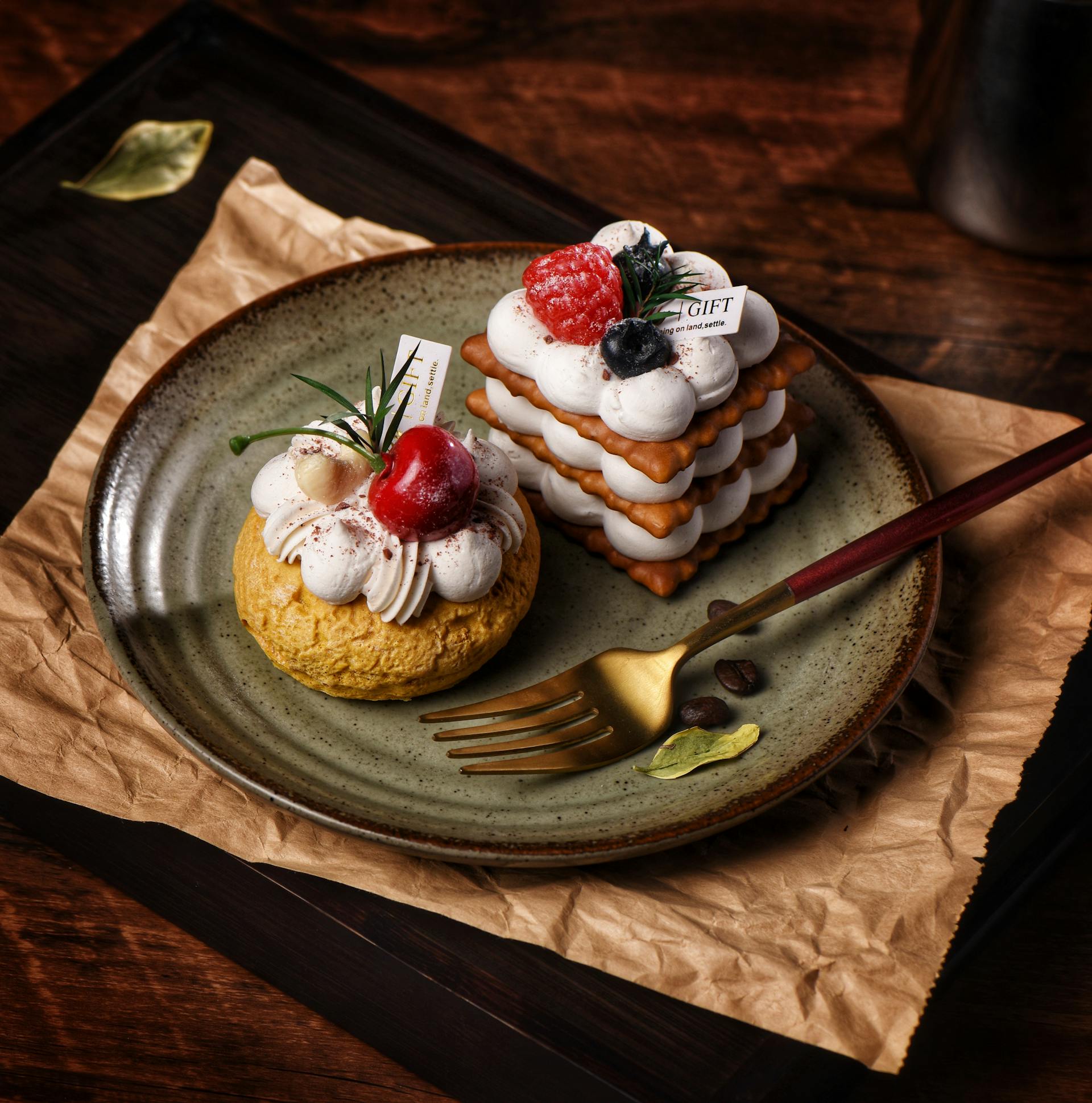 Opciones de postre servidas en un plato | Fuente: Pexels