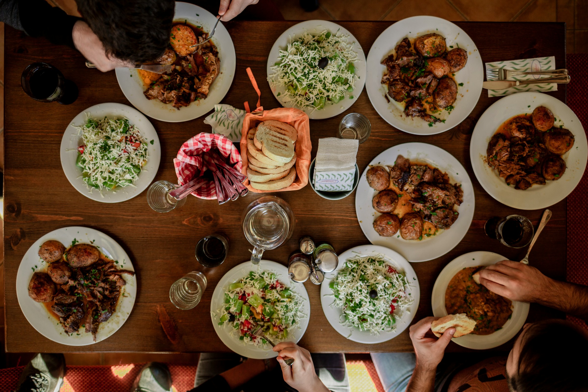 Mesa llena de comida | Foto: Unsplash