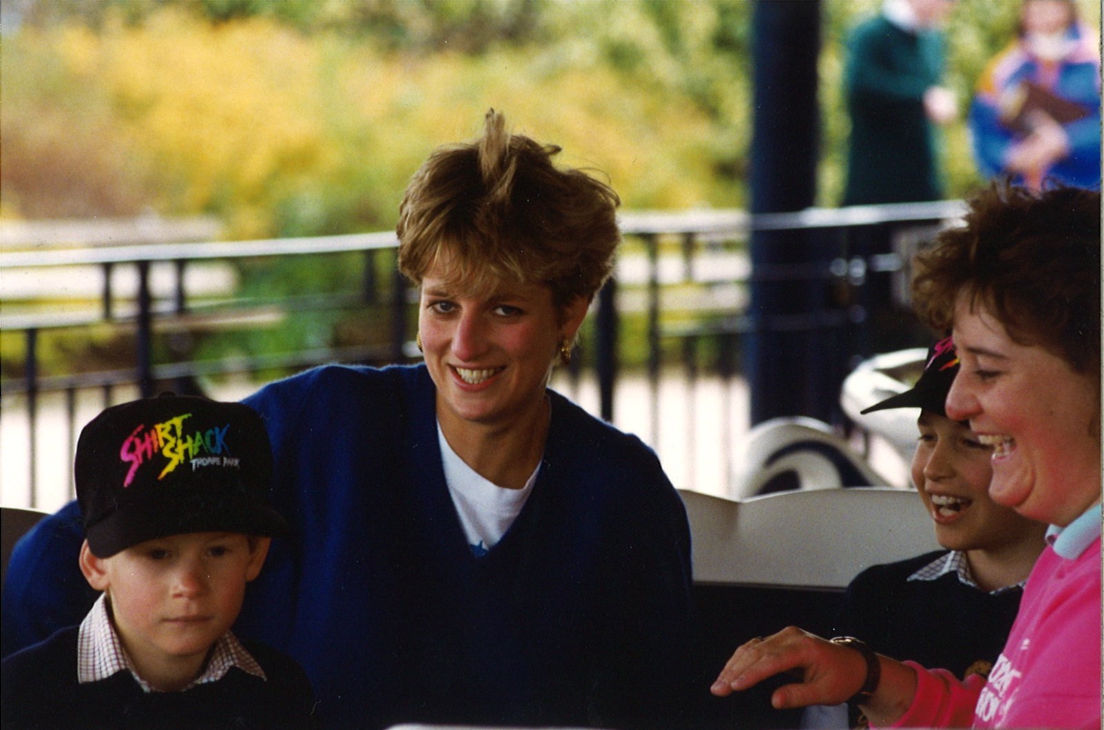 La princesa Diana y el Príncipe Harry divirtiéndose en Thorpe Park Resort. | Imagen: Flickr