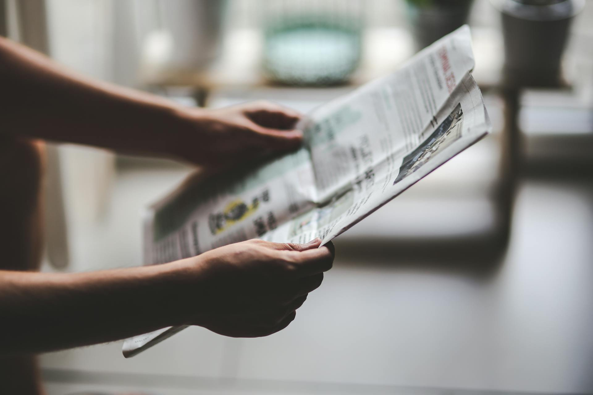Una persona con un periódico en la mano | Foto: Pexels