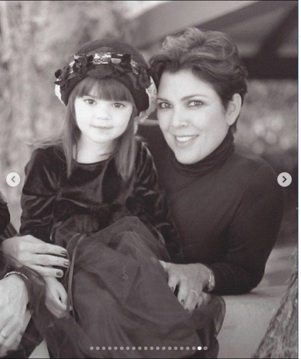Una foto antigua en blanco y negro muestra a Kris Jenner sentada con una joven Kendall Jenner en su regazo, mientras madre e hija sonríen a la cámara. | Fuente: Instagram/krisjenner