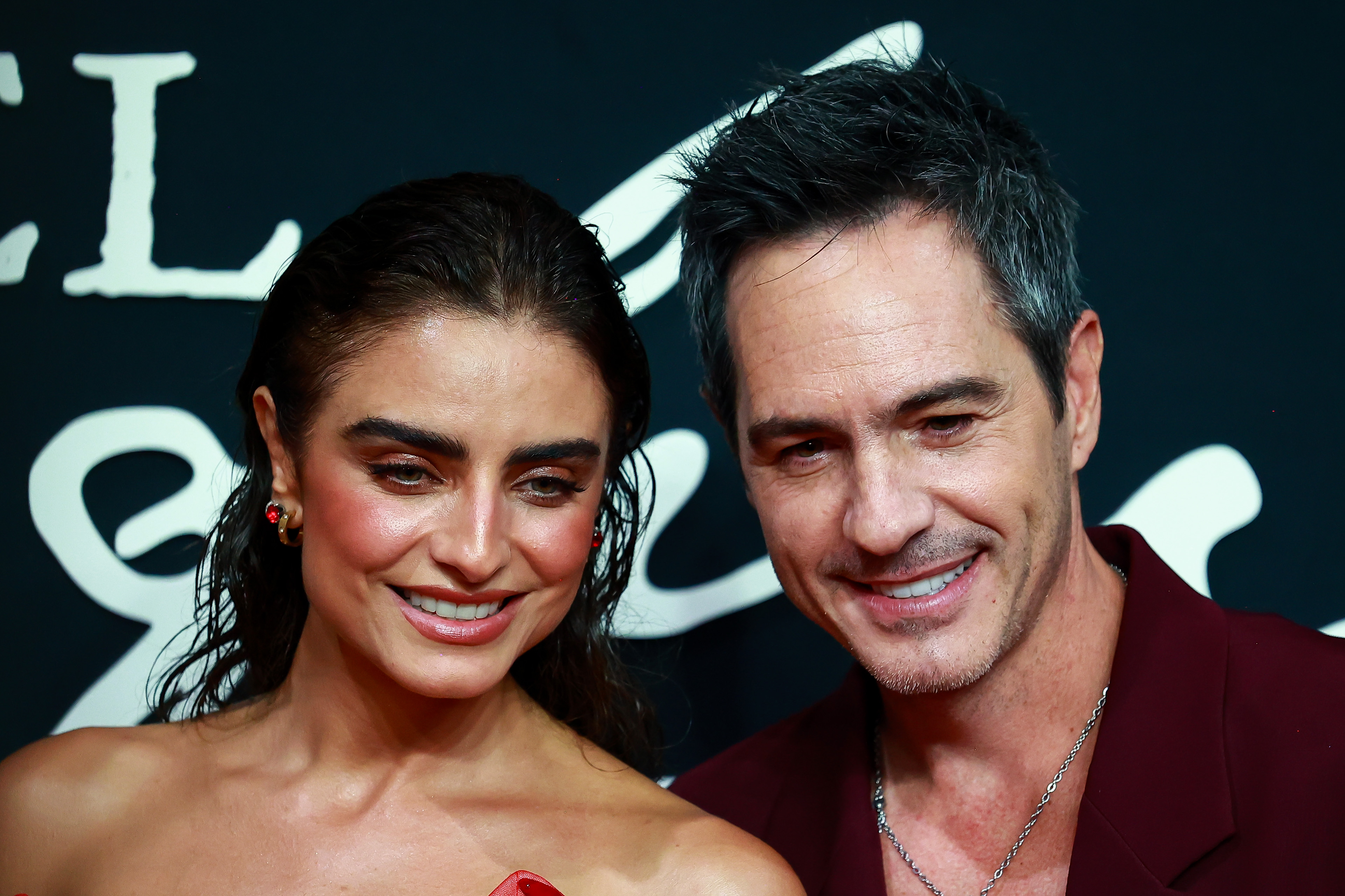 Aislinn Derbez y Mauricio Ochmann posan durante la alfombra roja de la película "Hasta El Fin del Mundo" en Cinépolis Universidad el 15 de julio de 2026 en Ciudad de México, México. | Fuente: Getty Images