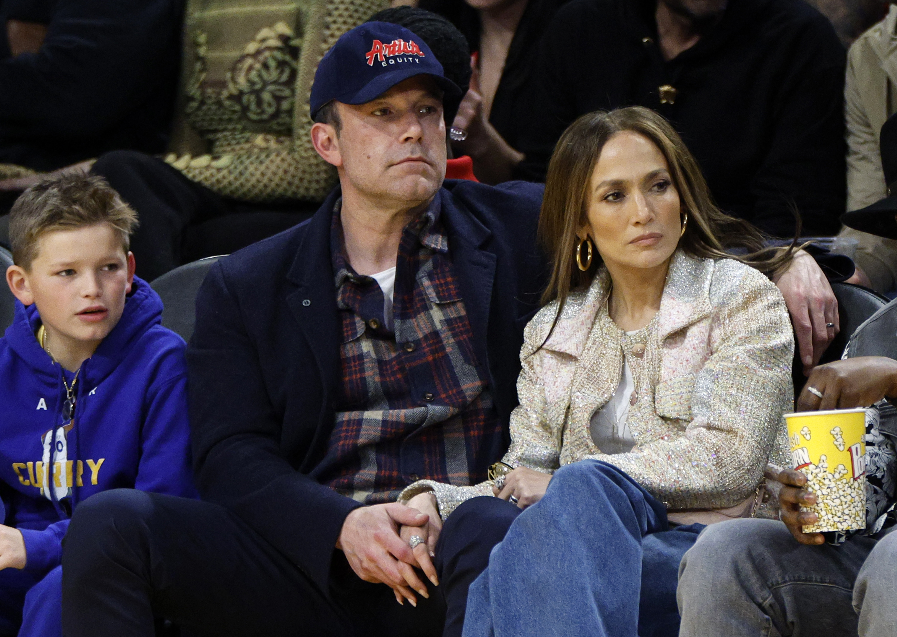 Samuel Garner Affleck, Ben Affleck y Jennifer Lopez asisten a un partido de baloncesto entre Los Angeles Lakers y Golden State Warriors en Los Angeles, California, el 16 de marzo de 2024 | Fuente: Getty Images