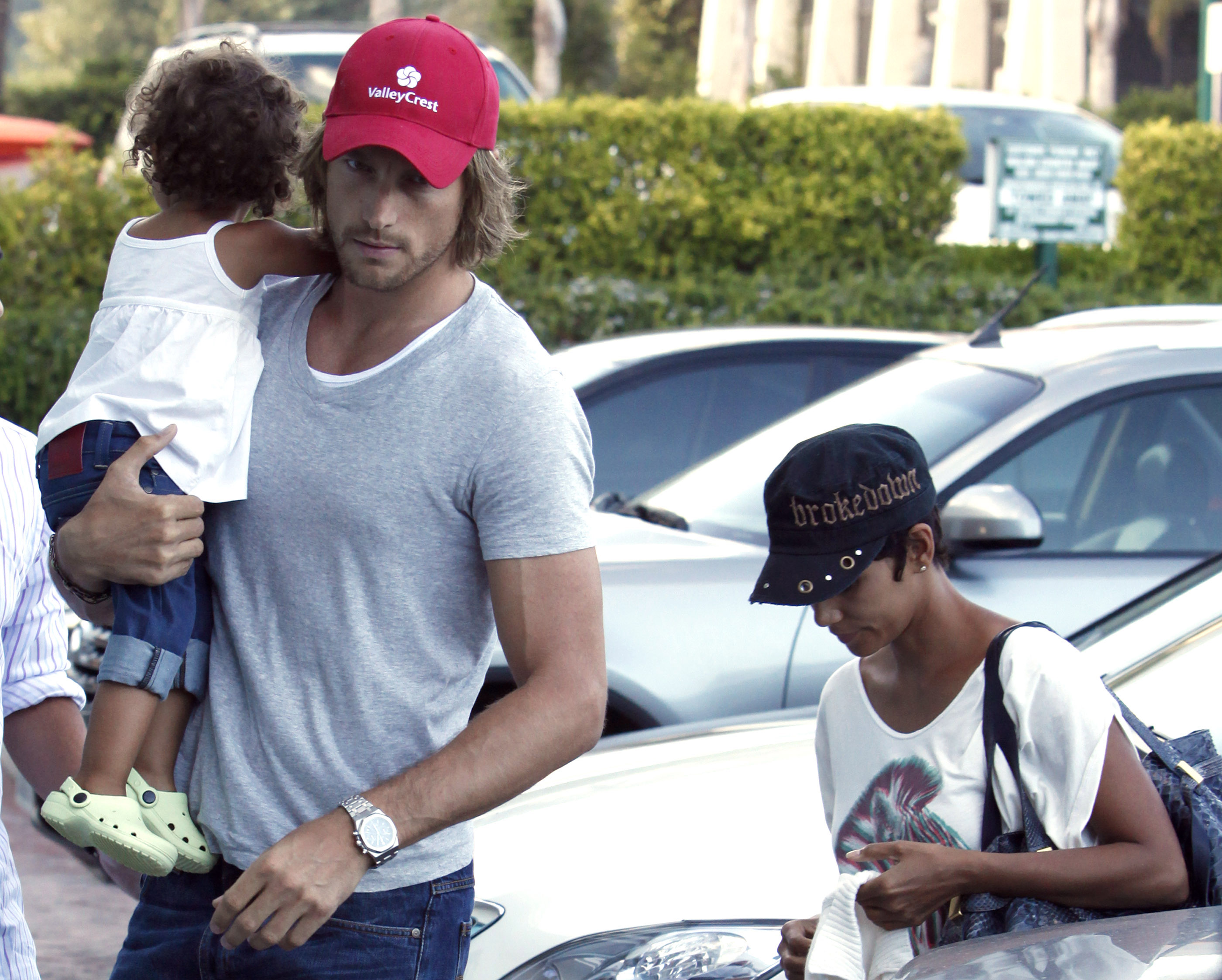 Halle Berry y Gabriel Aubry y su hija Nahla en Malibú el 23 de agosto de 2009, en Los Ángeles, California. | Fuente: Getty Images