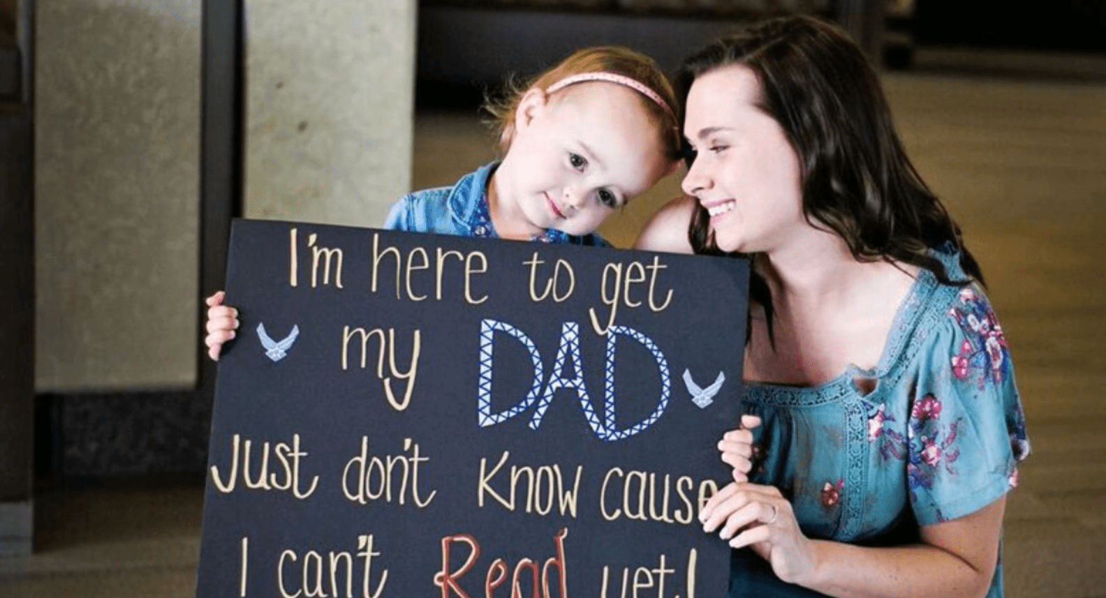 Adalynn y su madre Alison sosteniendo un cartel. │Foto: YouTube/Militarykind