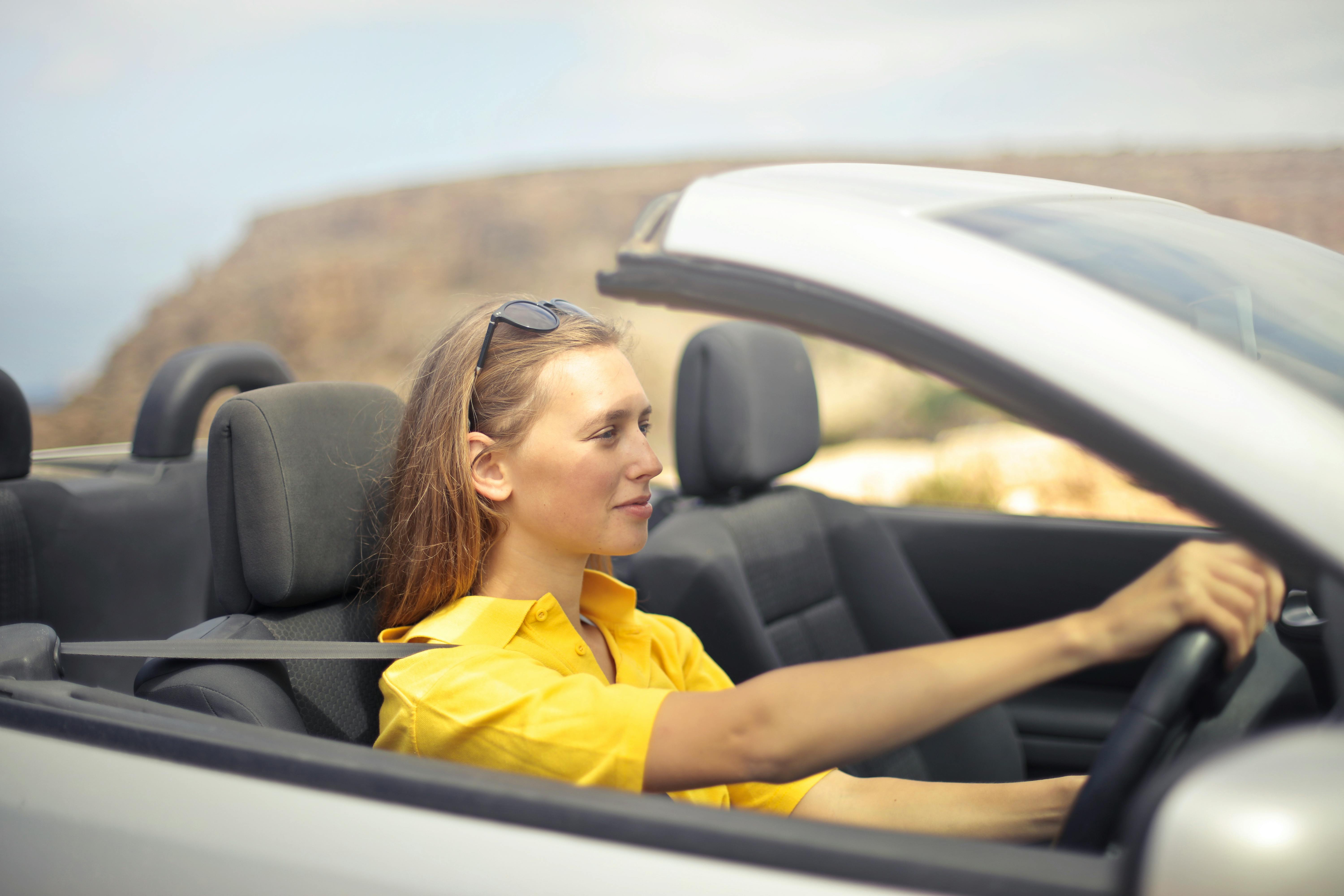 Una mujer conduciendo un Automóvil descapotable | Fuente: Pexels