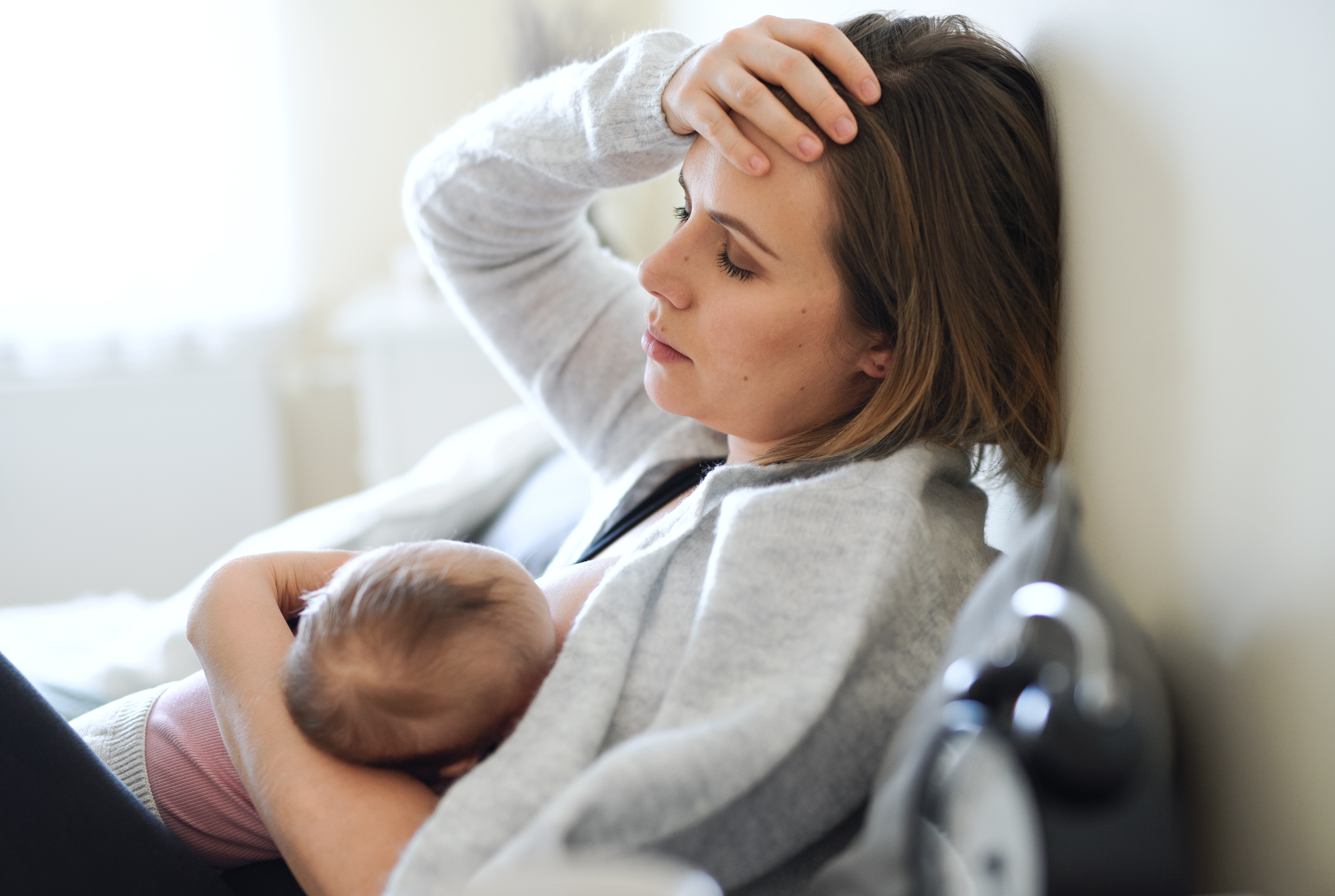 Una mujer exhausta con un bebé en brazos | Fuente: Getty Images