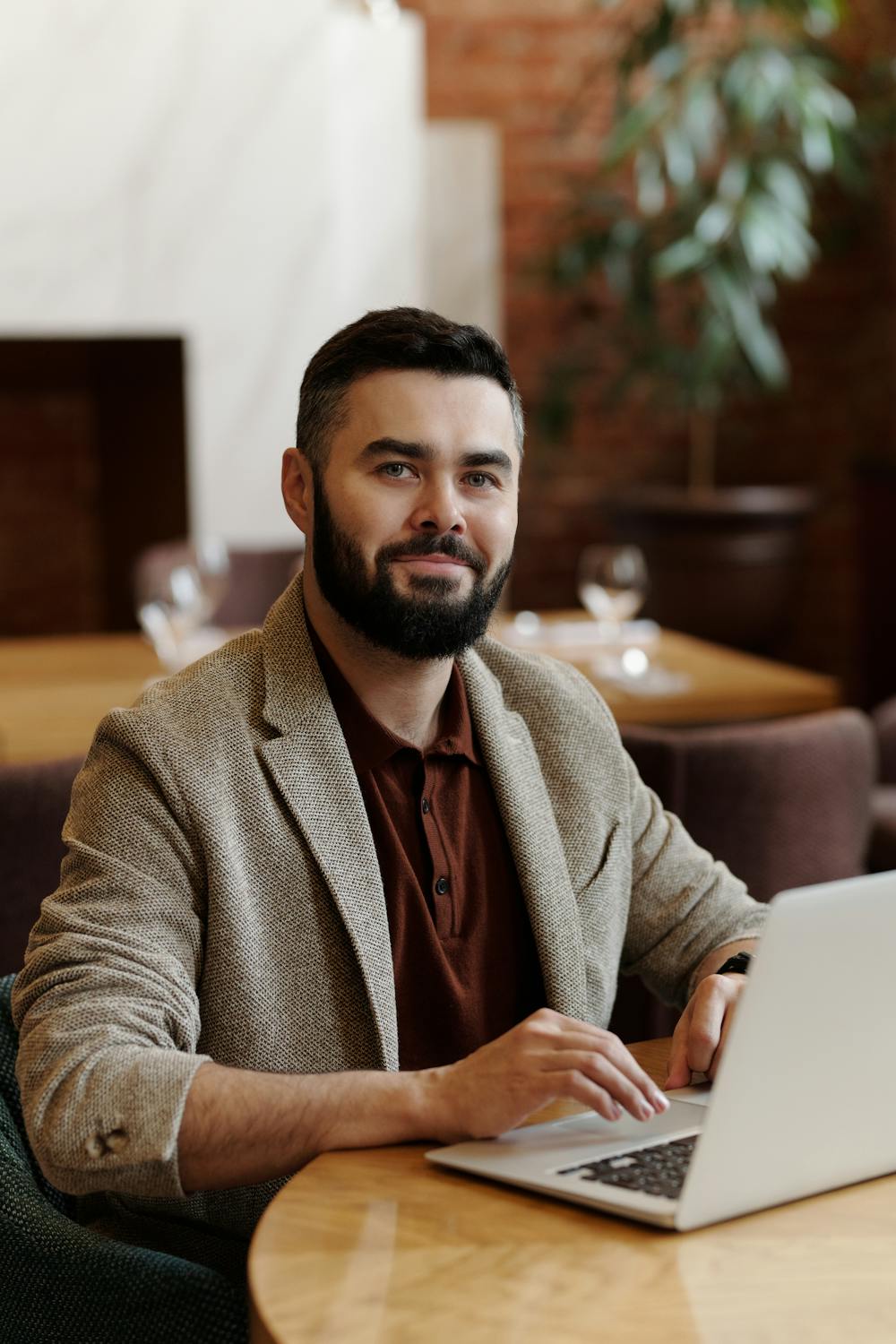 Un hombre sonriente en una cafetería | Fuente: Pexels