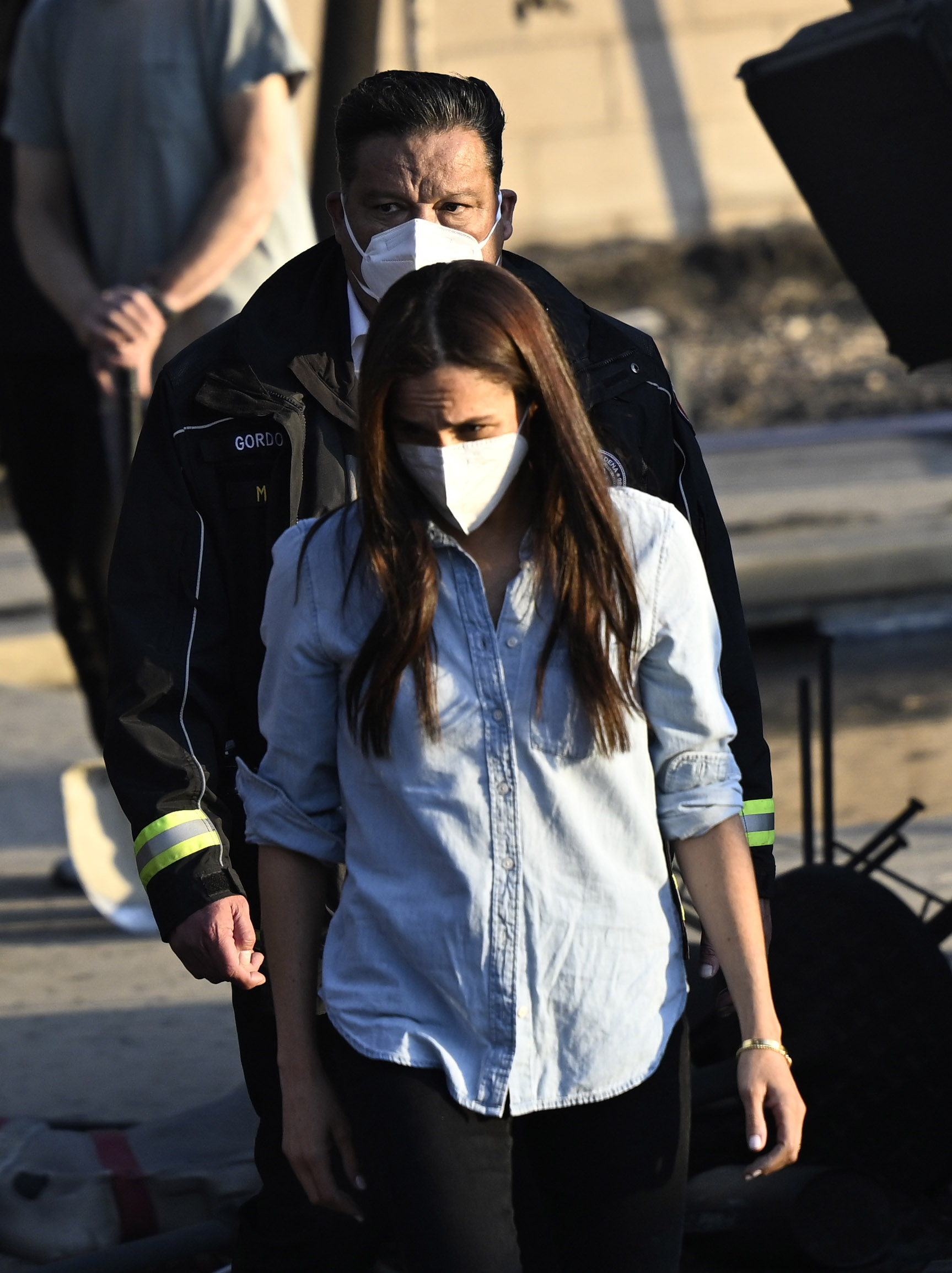 Meghan Markle y Victor Gordo fotografiados en una casa destruida durante el incendio de Eaton el 10 de enero de 2025, en Altadena, California. | Fuente: Getty Images