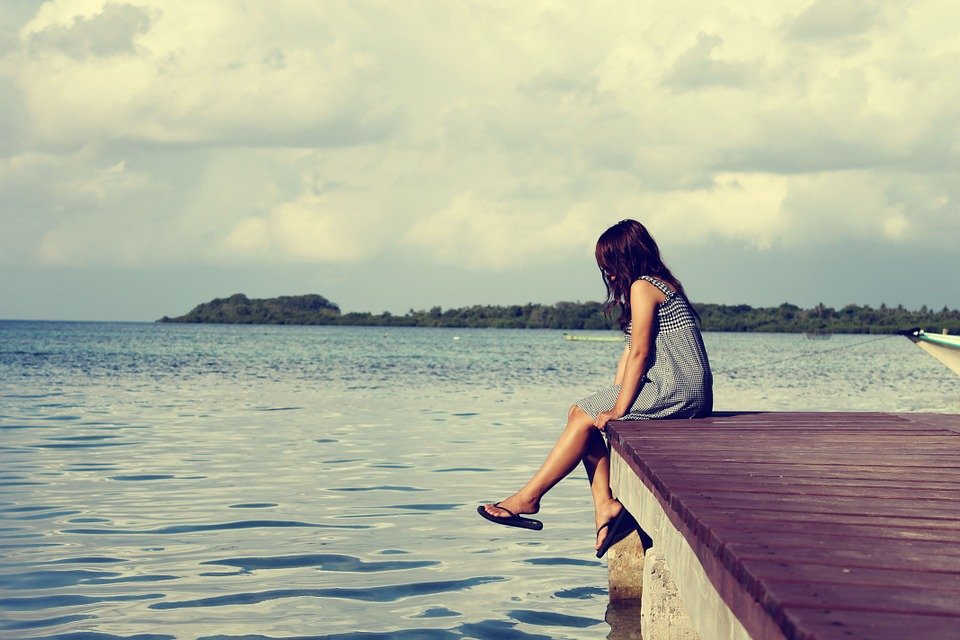 Adolescente solitaria en un muelle. | Foto: Pixabay