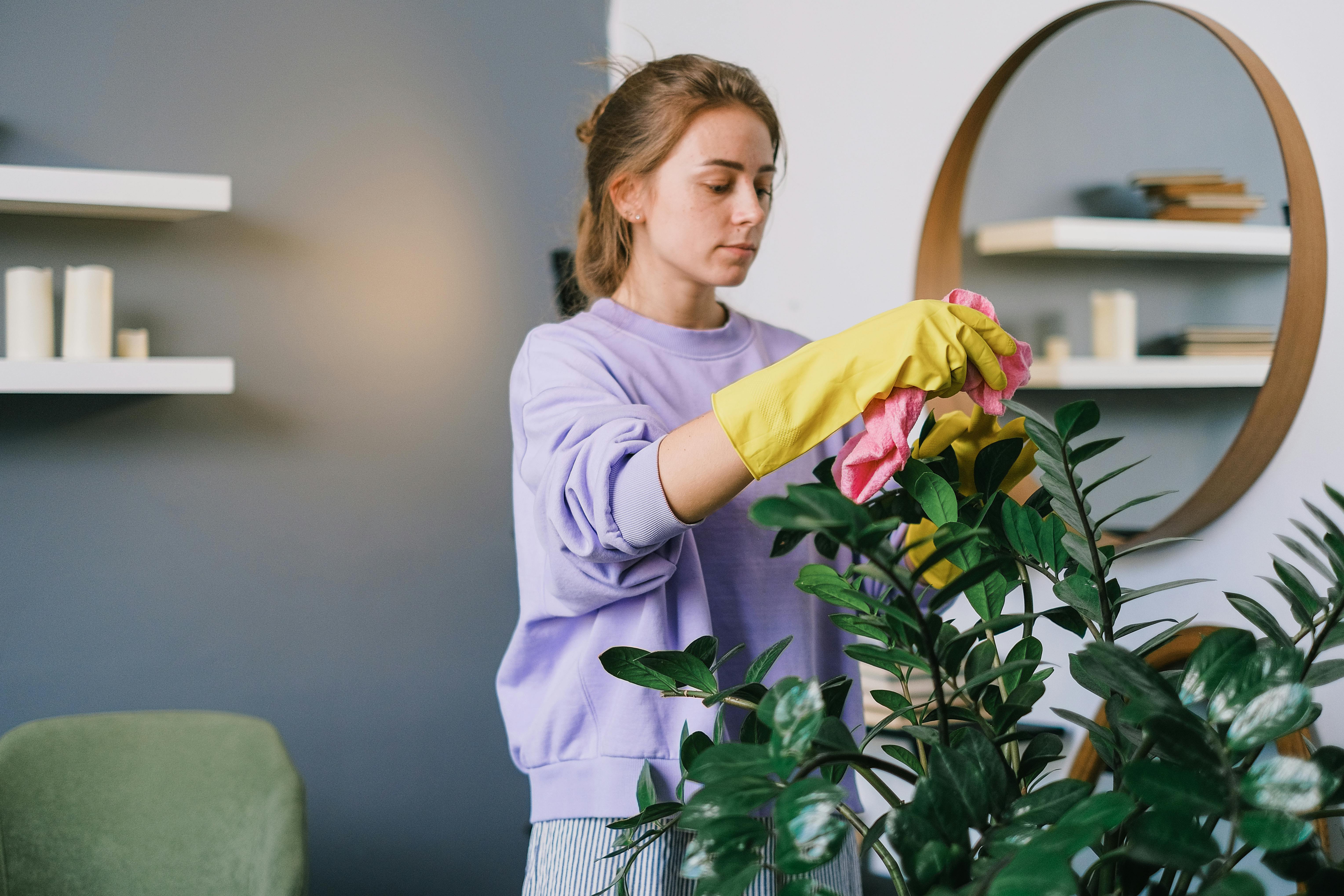 Una mujer cuidando de sus plantas | Fuente: Pexels