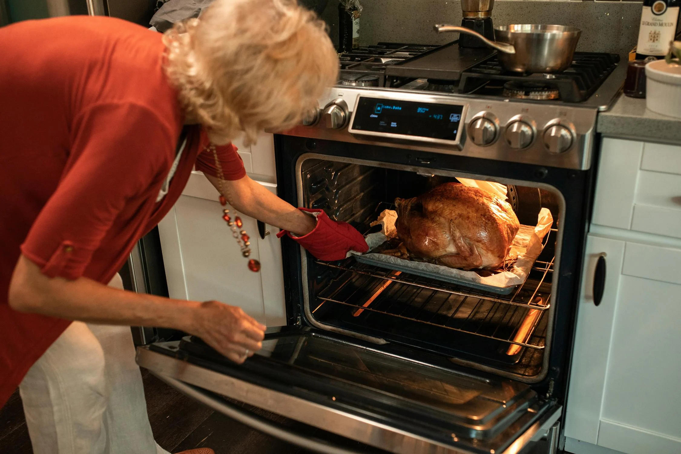 Una mujer cocinando para Acción de Gracias | Fuente: Pexels