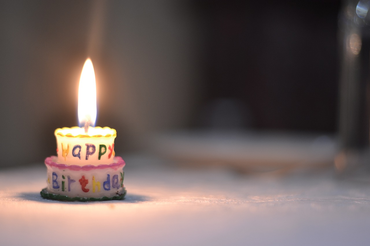 Una vela con "Feliz Cumpleaños" escrito en ella | Fuente: Pixabay