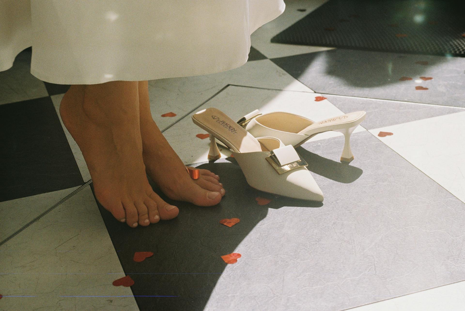 Una sposa a piedi nudi | Fonte: Pexels