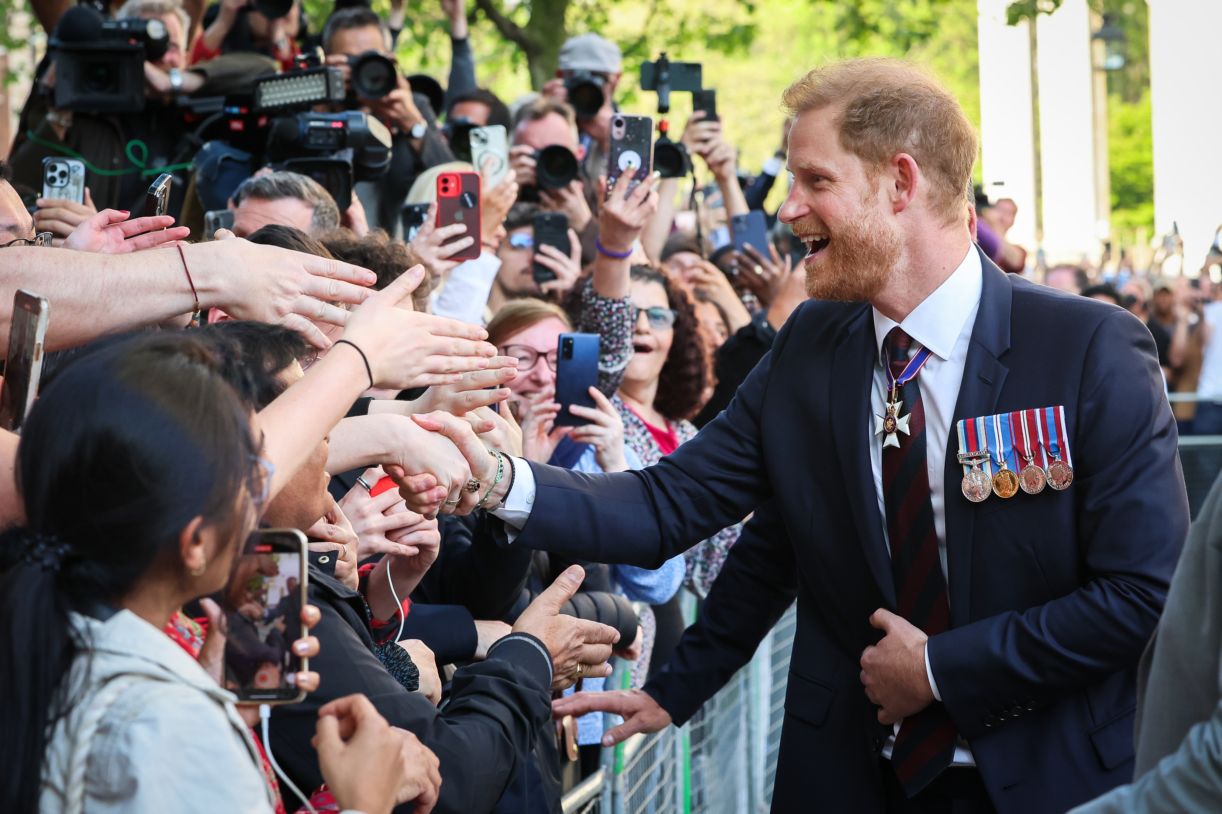 El príncipe Harry saluda al público a su salida del Servicio del 10º Aniversario de la Fundación de los Juegos Invictus en Londres, Inglaterra, el 8 de mayo de 2024 | Fuente: Getty Images