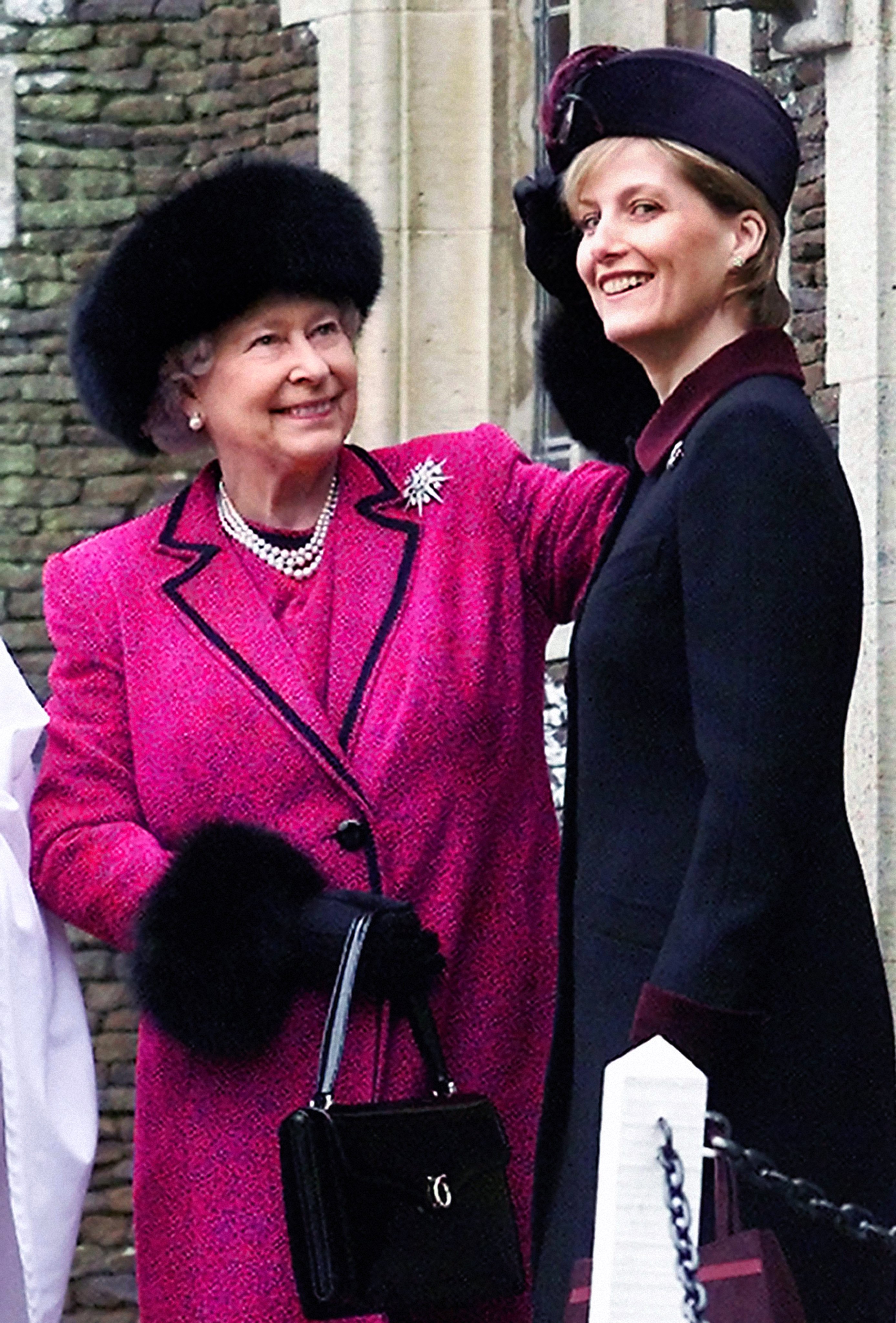 La reina Elizabeth II endereza el sombrero de Sophie, la condesa de Wessex, mientras esperan para asistir al servicio del día de Navidad en la iglesia de Sandringham. | Foto: Getty Images