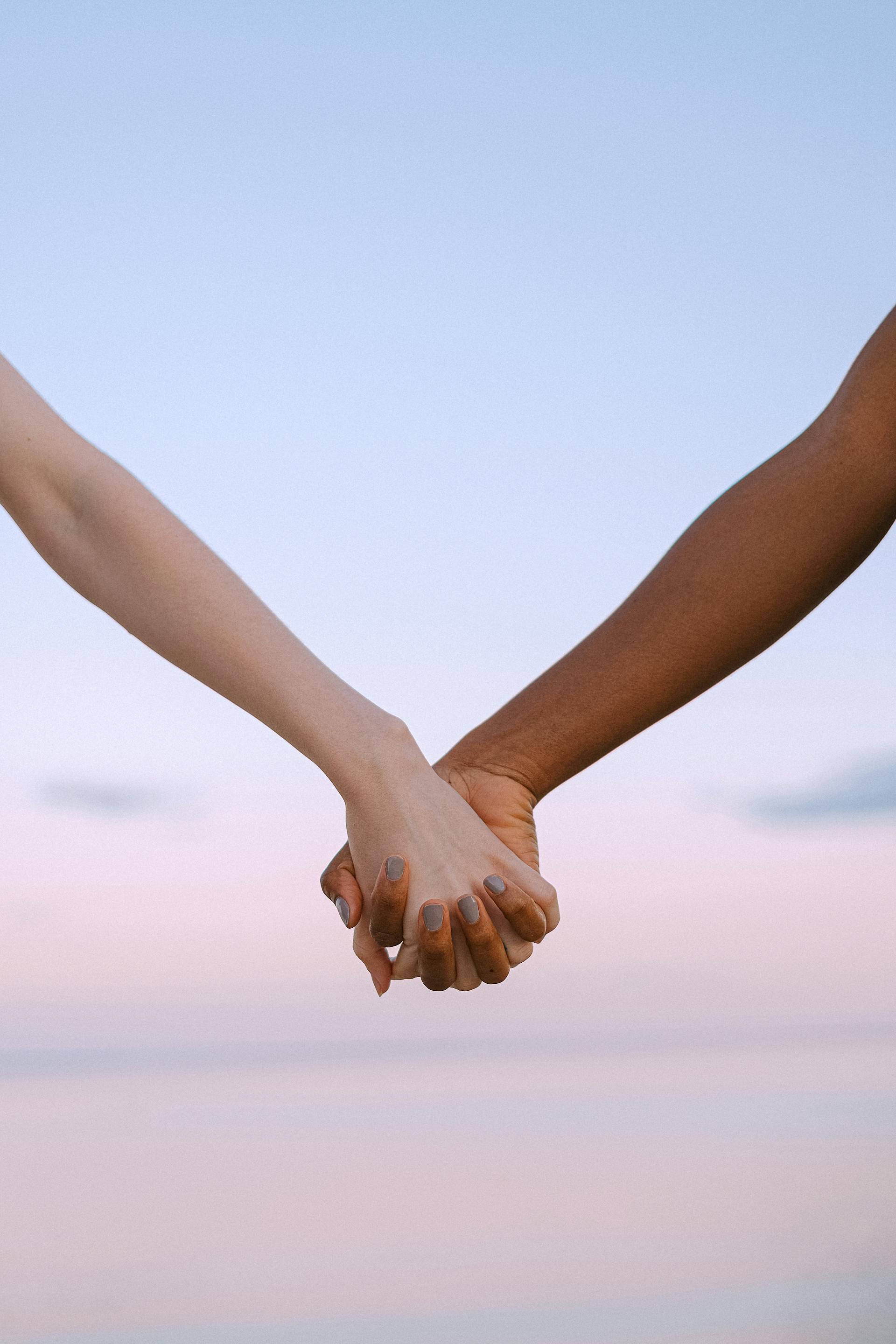 Dos personas tomadas de la mano | Fuente: Pexels