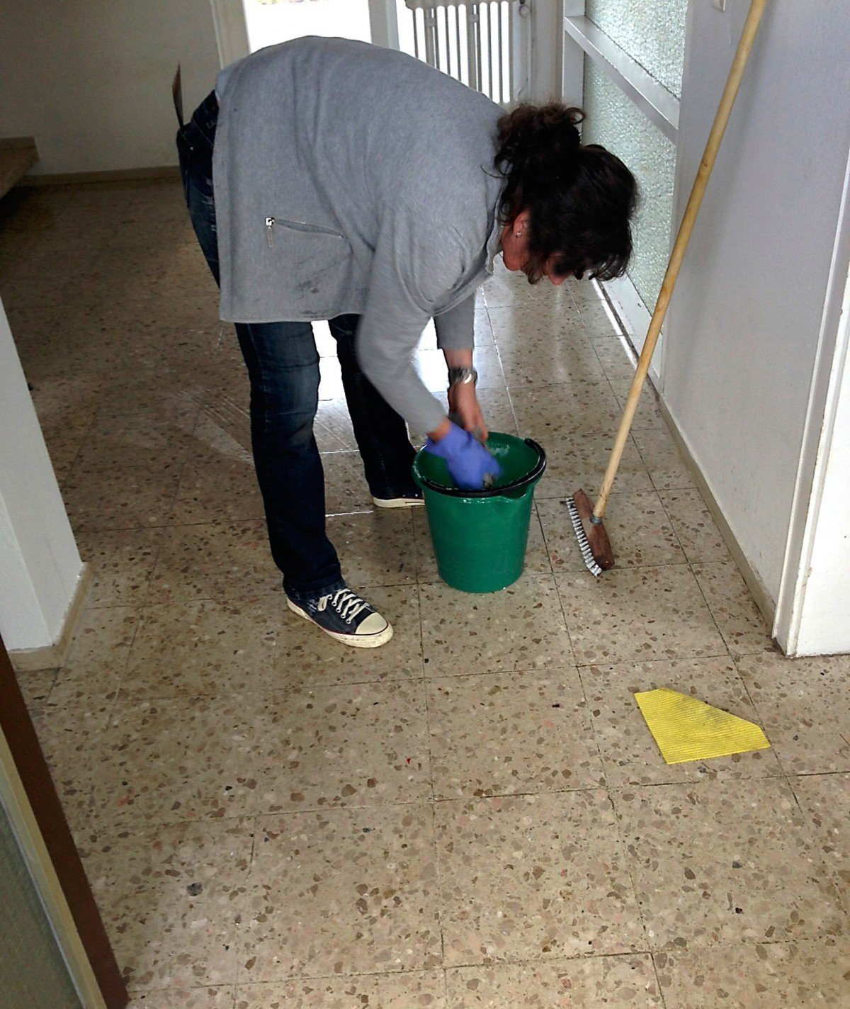Mujer limpiando el piso. | Imagen: PxHere