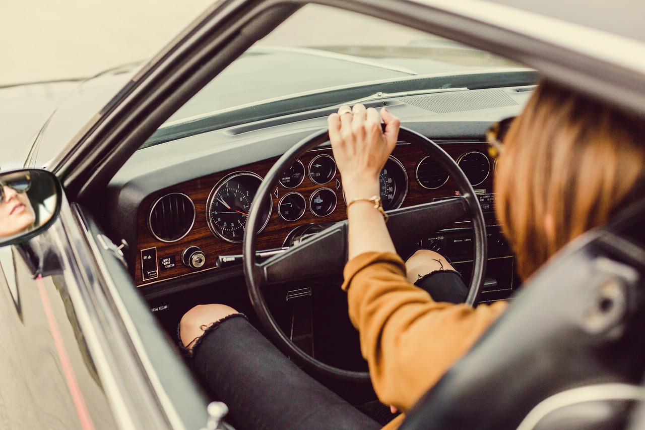Una mujer conduciendo un automóvil | Fuente: Pixabay