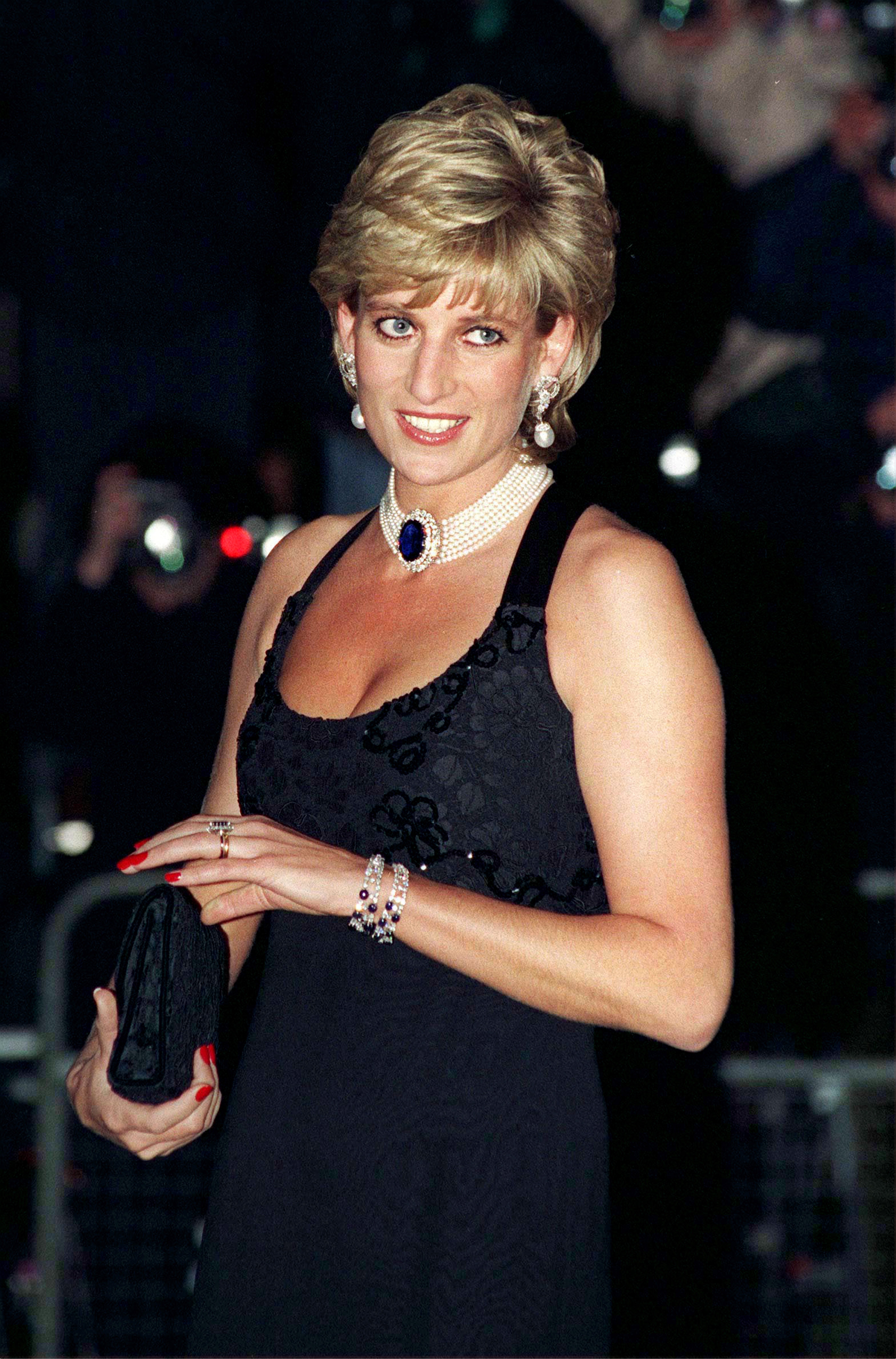 La princesa Diana asiste a una gala a favor de la investigación del cáncer en Bridgewater House en Londres. | Foto: Getty Images