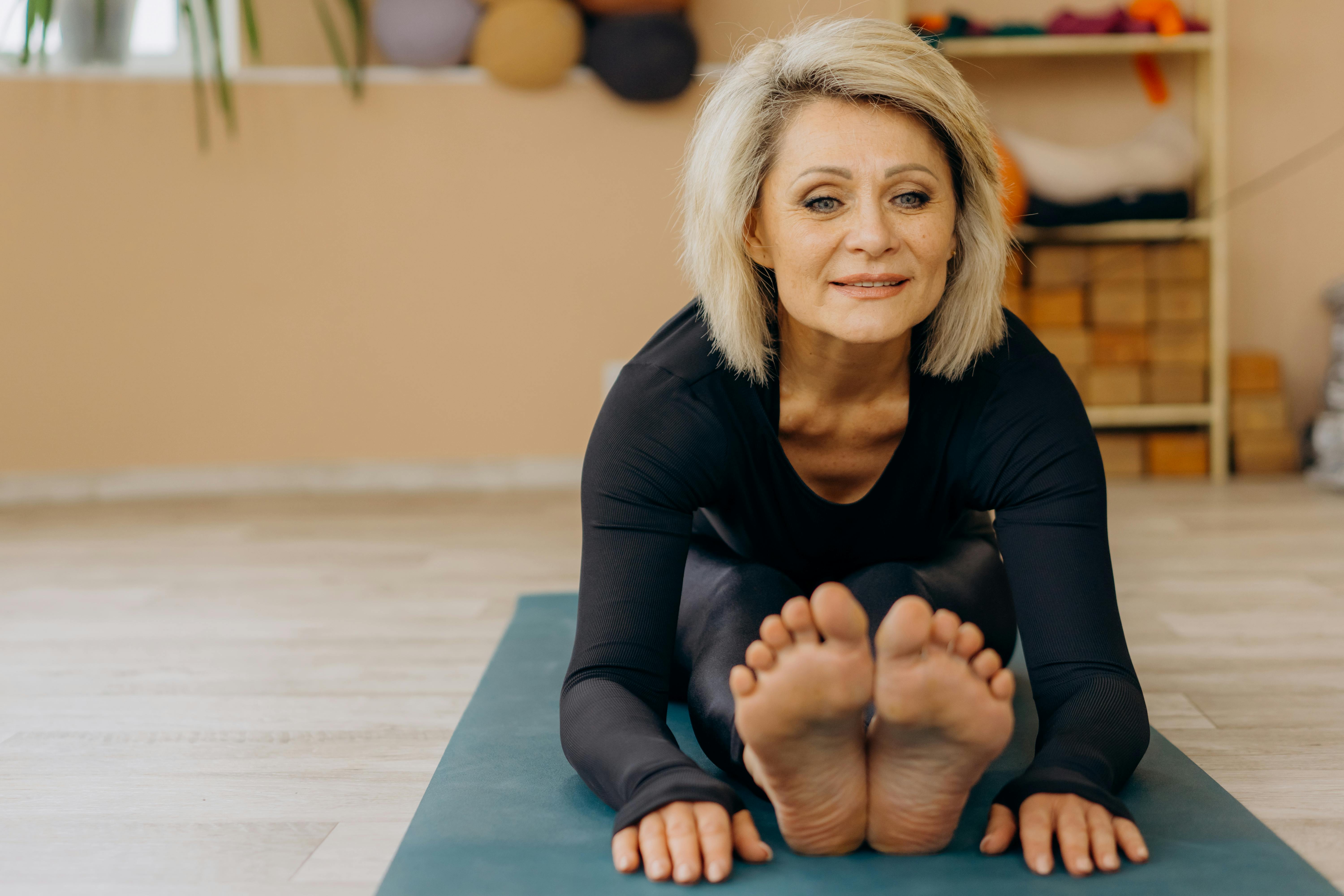 Mujer haciendo ejercicio en una colchoneta | Fuente: Pexels