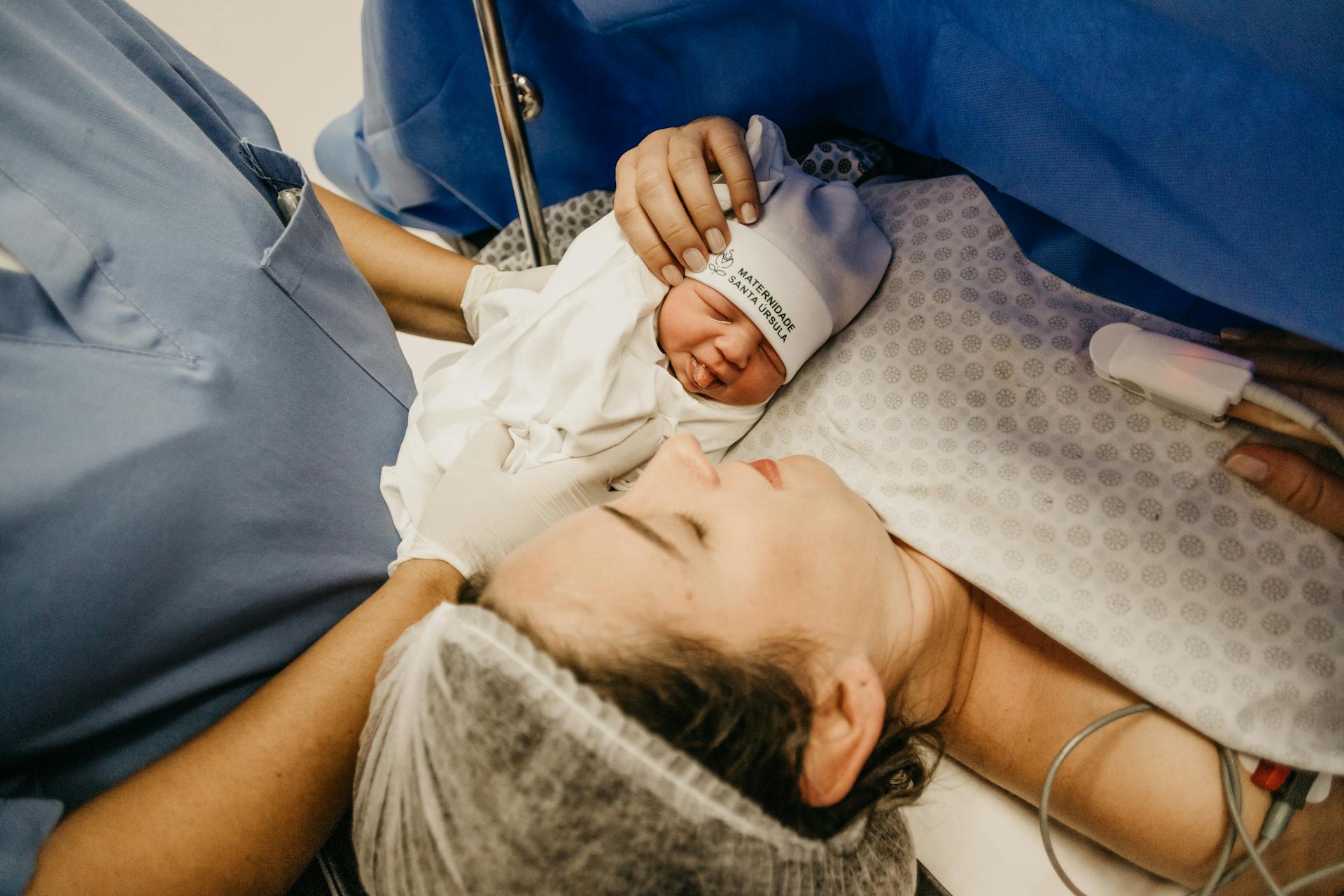 El bebé recién nacido de una mujer colocado sobre su pecho después del parto | Fuente: Pexels
