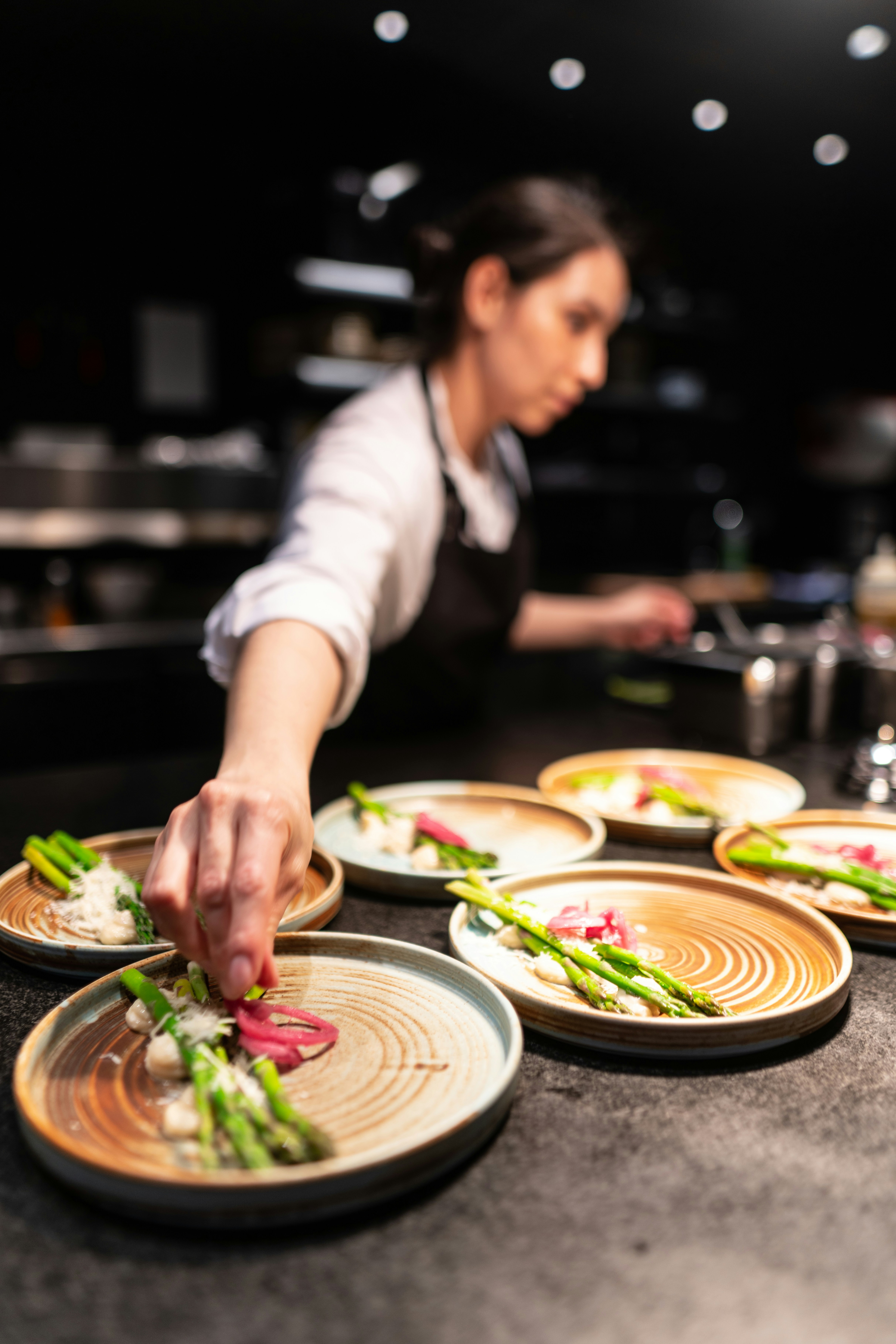 Una cocinera decorando platos | Fuente: Unsplash