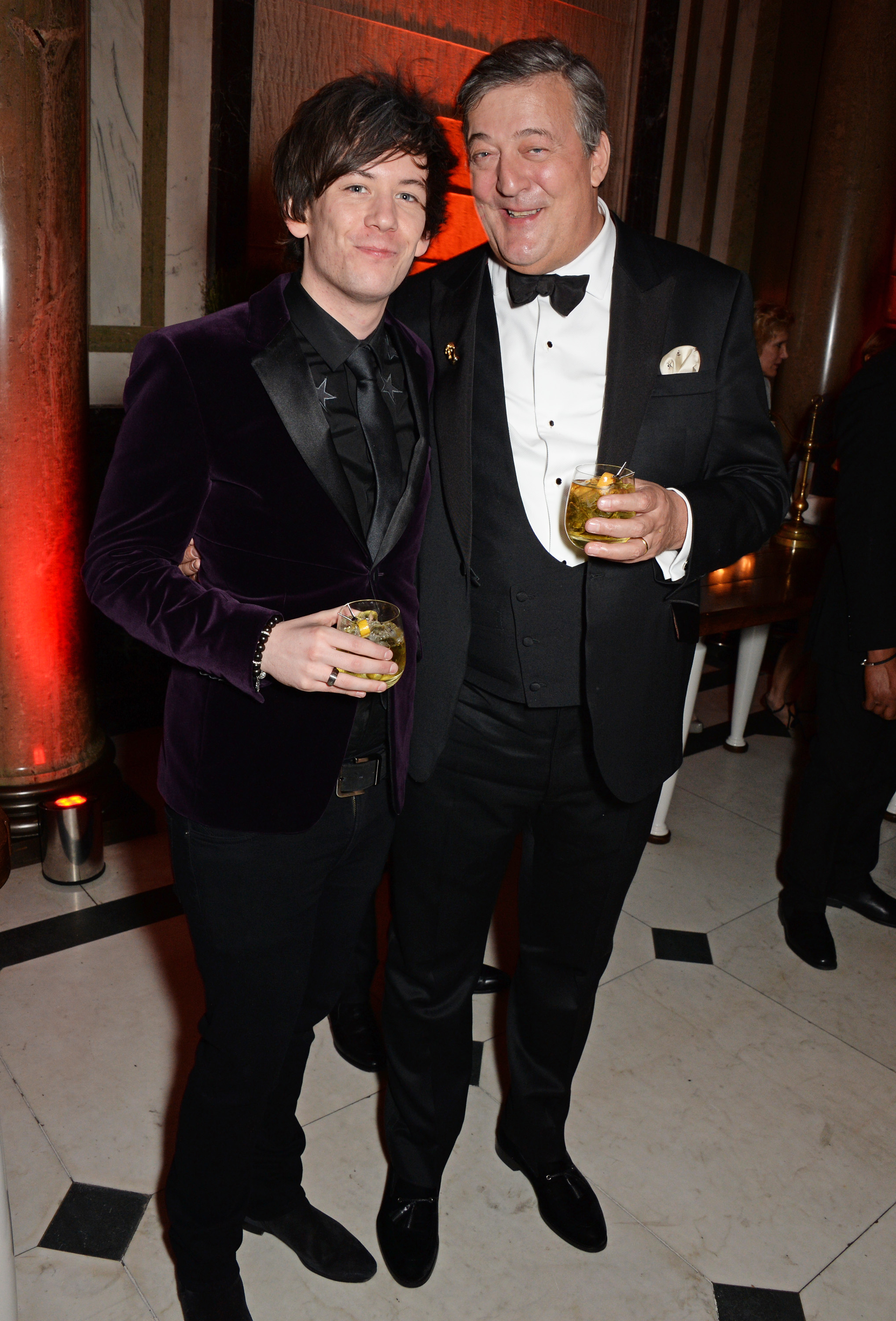 Stephen Fry y Elliott Spencer en la fiesta posterior a los BAFTA 2015 el 8 de febrero en Londres, Inglaterra. | Fuente: Getty Images